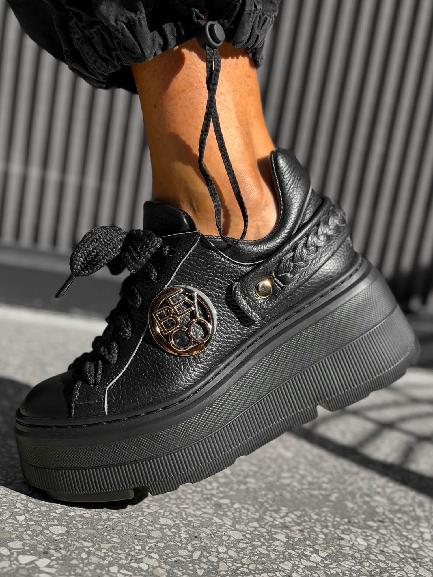 Skórzane sneakersy na grubej podeszwie sn61 czarny Beyco