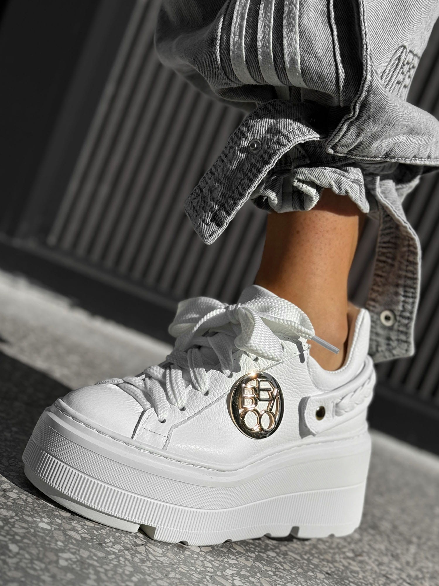 Skórzane sneakersy na grubej podeszwie sn61 biały Beyco