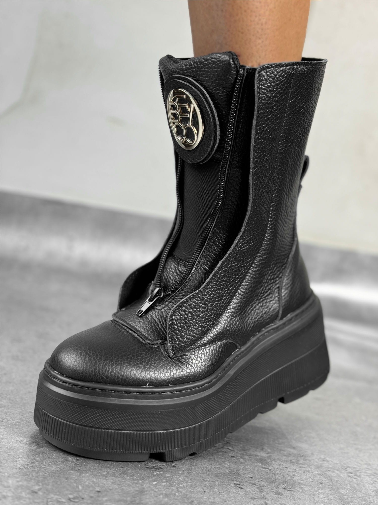 Skórzane sneakersy na grubej podeszwie sn54 czarny Beyco