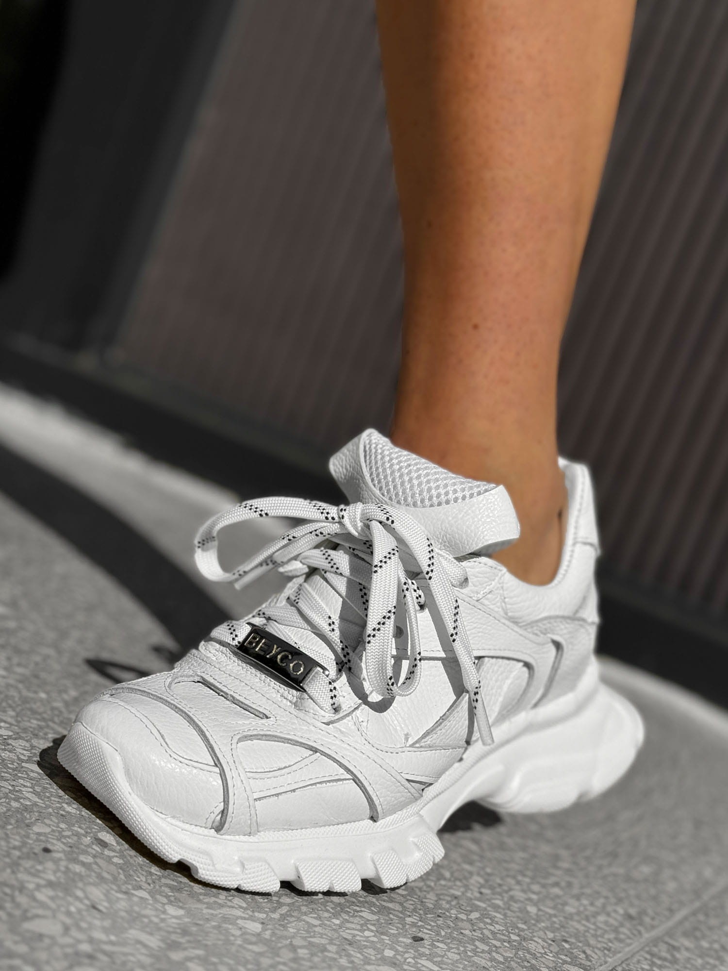 Skórzane sneakersy niski spód sn53 biały Beyco