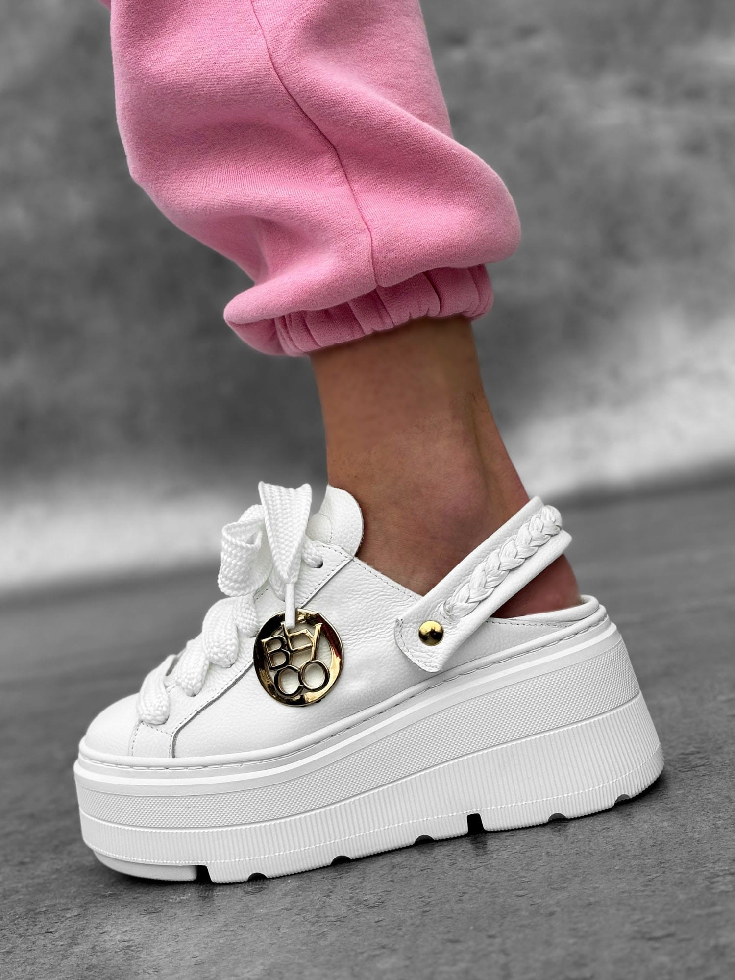 Skórzane sneakersy gruby spód sn37 biały+ złota ozdoba Beyco