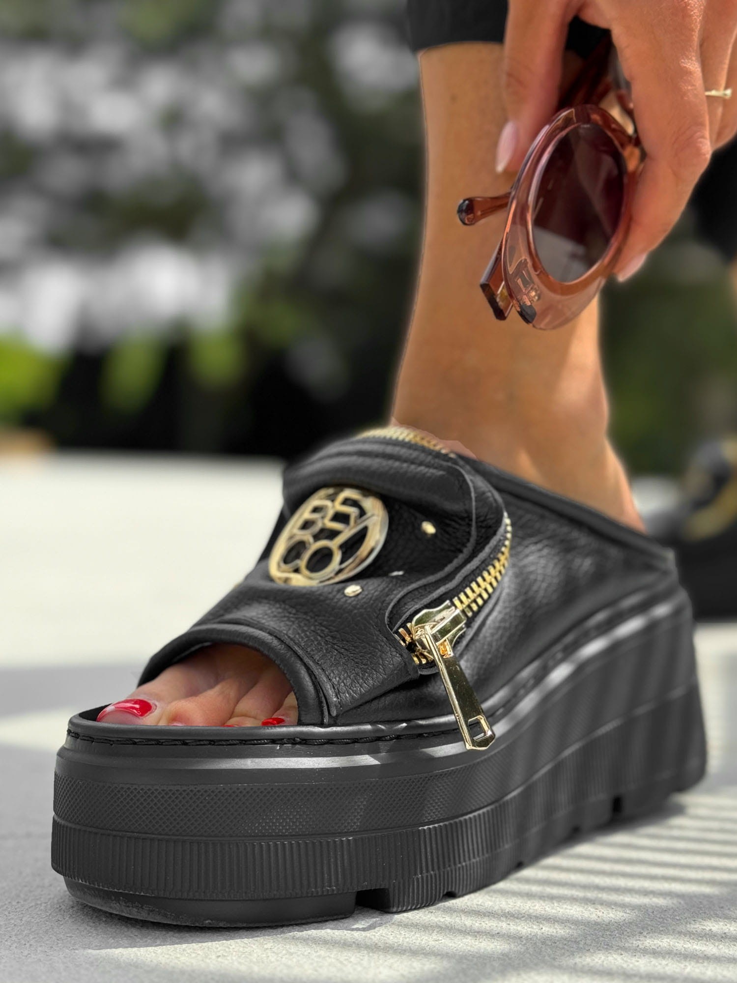 Skórzane sneakersy klapek gruby spód kl5 czarny złoty Beyco