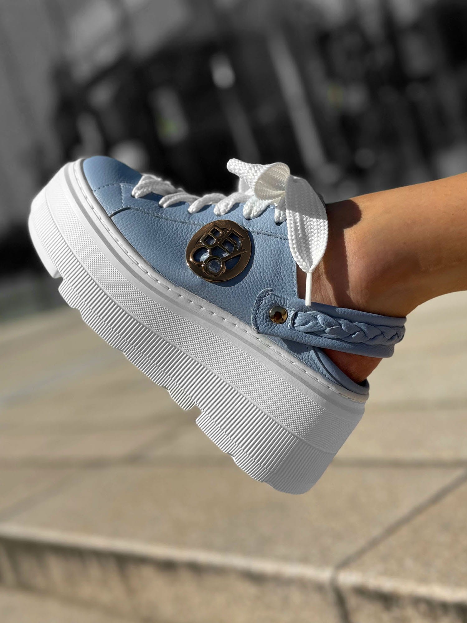 Skórzane sneakersy gruby spód sn37 niebieski Beyco