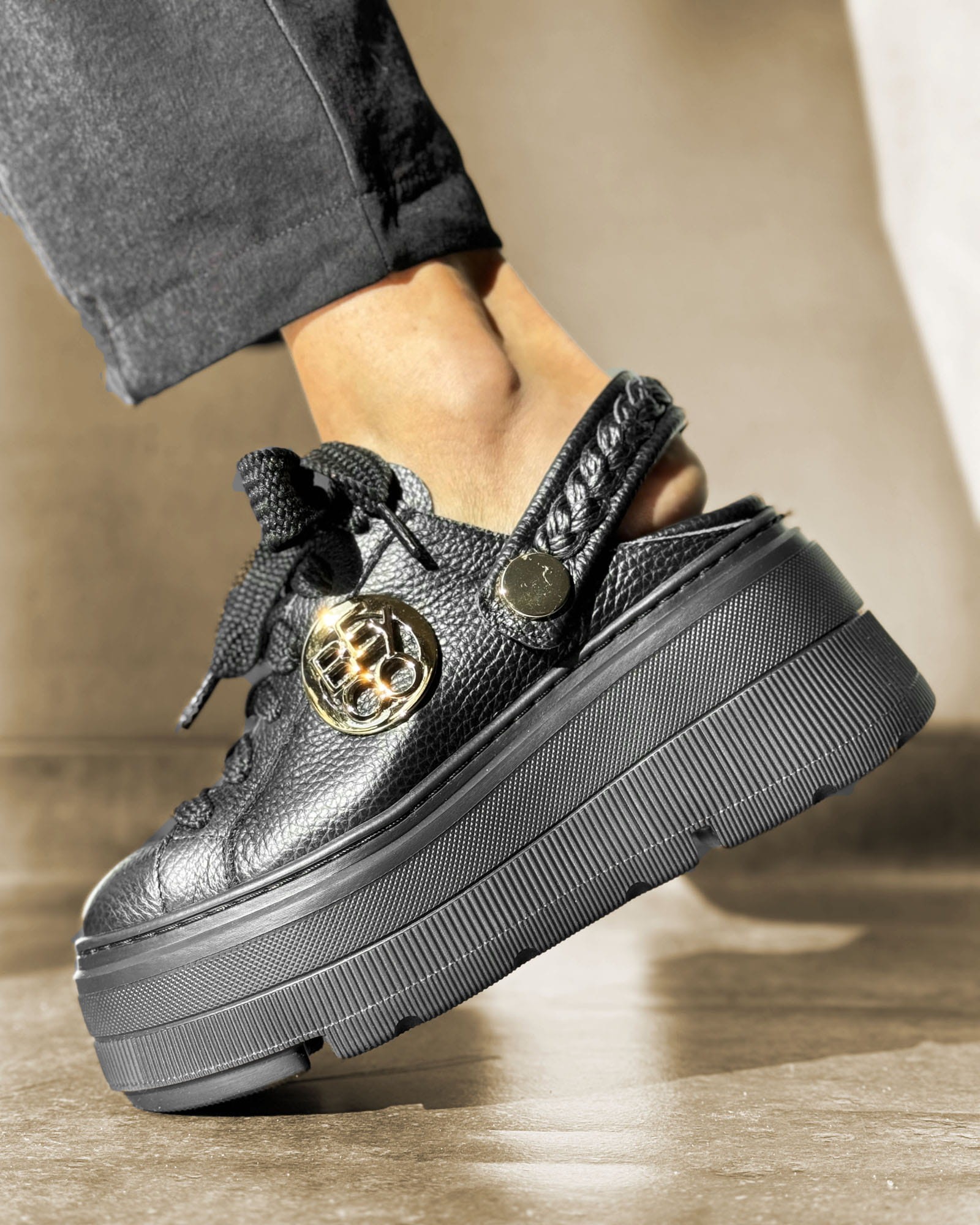 Skórzane sneakersy gruby spód sn37 czarny Beyco