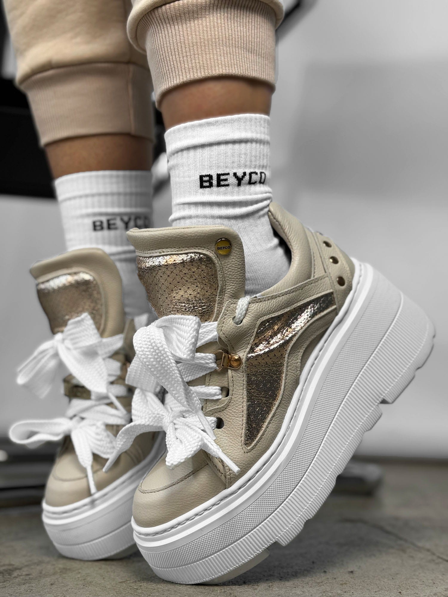 Skórzane sneakersy na grubej podeszwie sn30 beż złoto Beyco