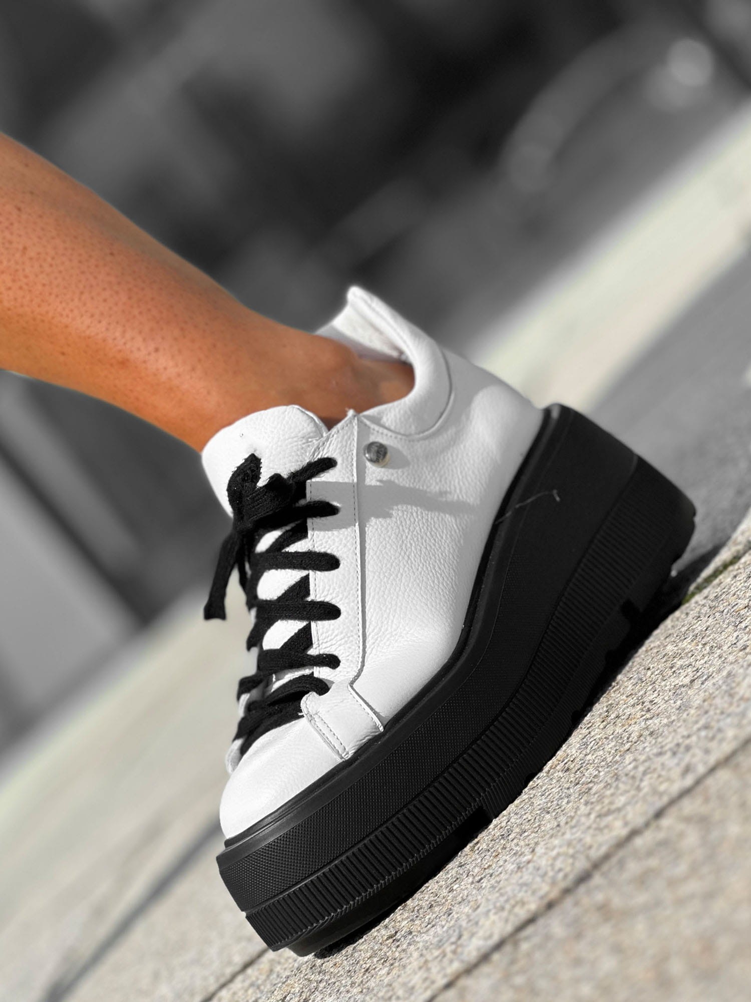 Skórzane sneakersy na grubej podeszwie sn21 biały Beyco