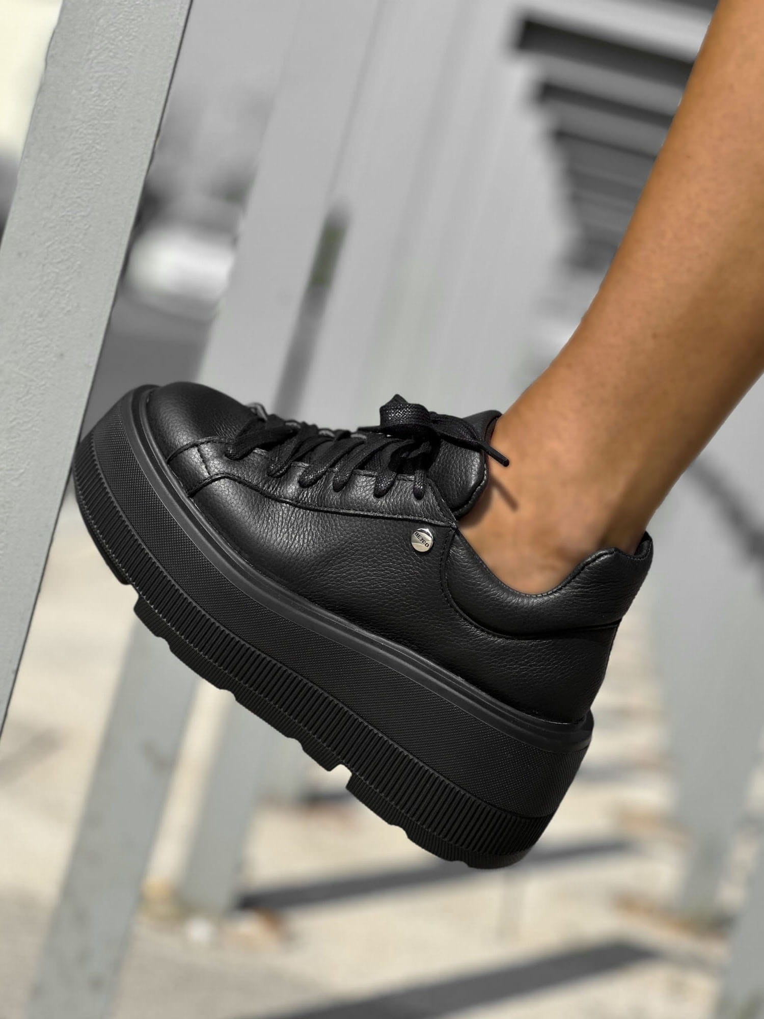 Skórzane sneakersy na grubej podeszwie sn21 czarny Beyco