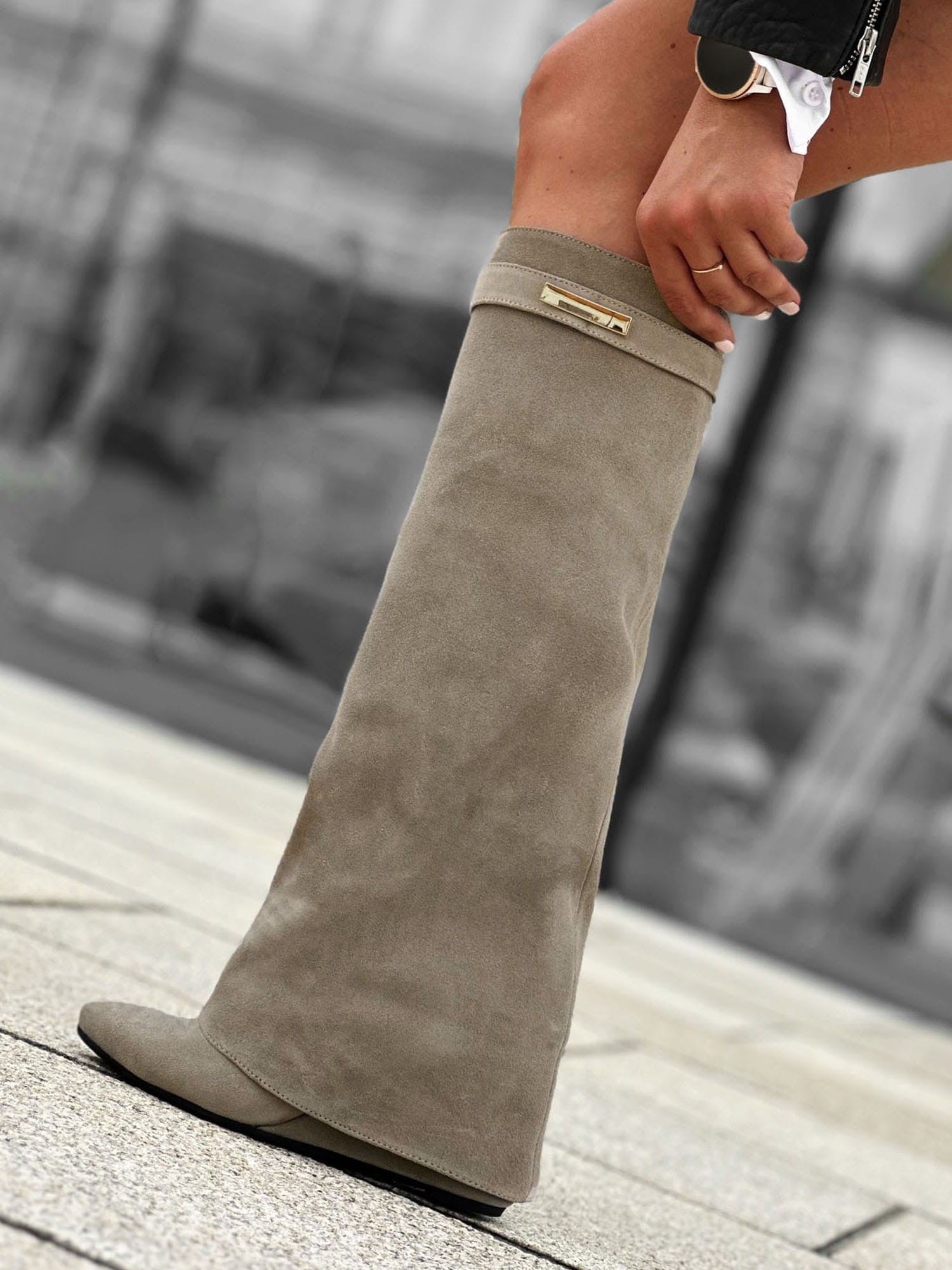 Skórzane kozaki na koturnie klinie giv cappuccino zamsz Beyco 