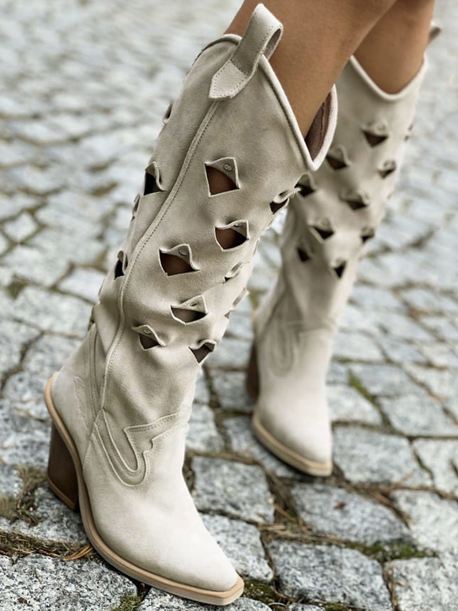 Skórzane kozaki na wysokim obcasie w3 jasny beż Beyco 