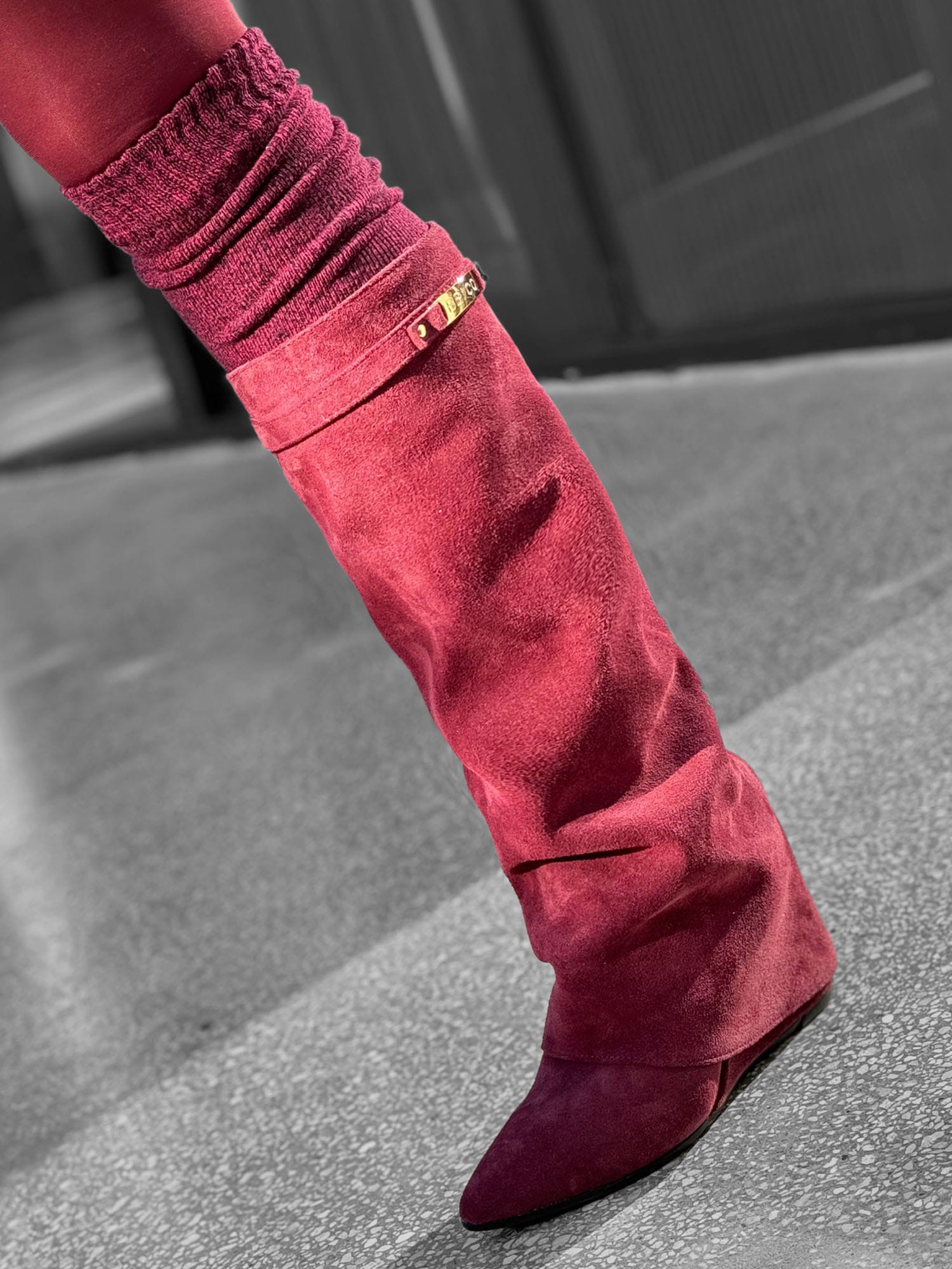 Zamszowe kozaki z cholewą na koturnie giv bordo Beyco