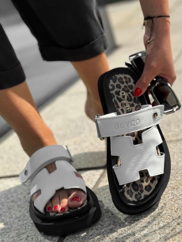 beyco sandaly klapki bialy gruby spod skora naturalna a 2000.jpg