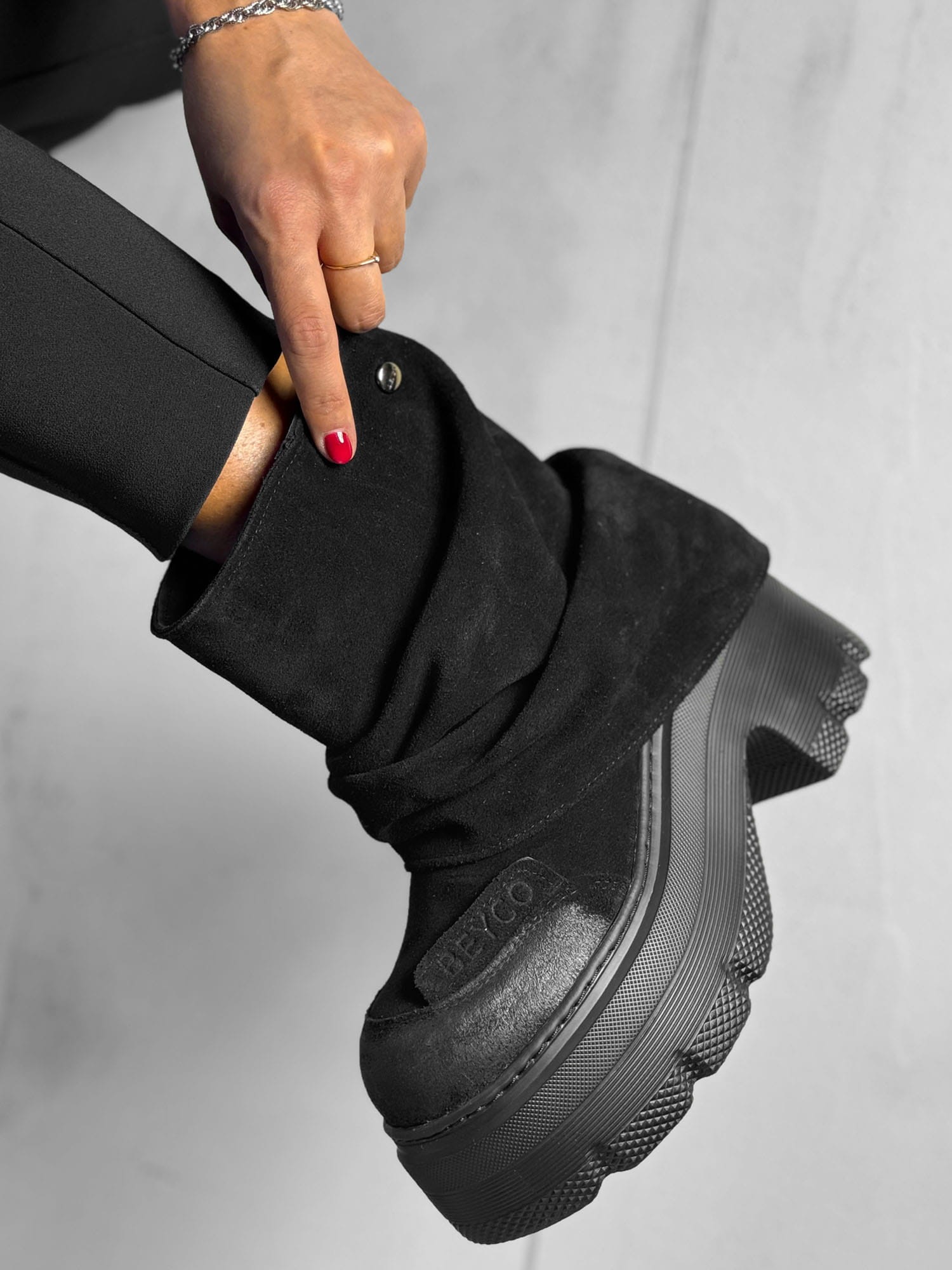 Skórzane botki z cholewą na grubej podeszwie ital17 czarny beyco