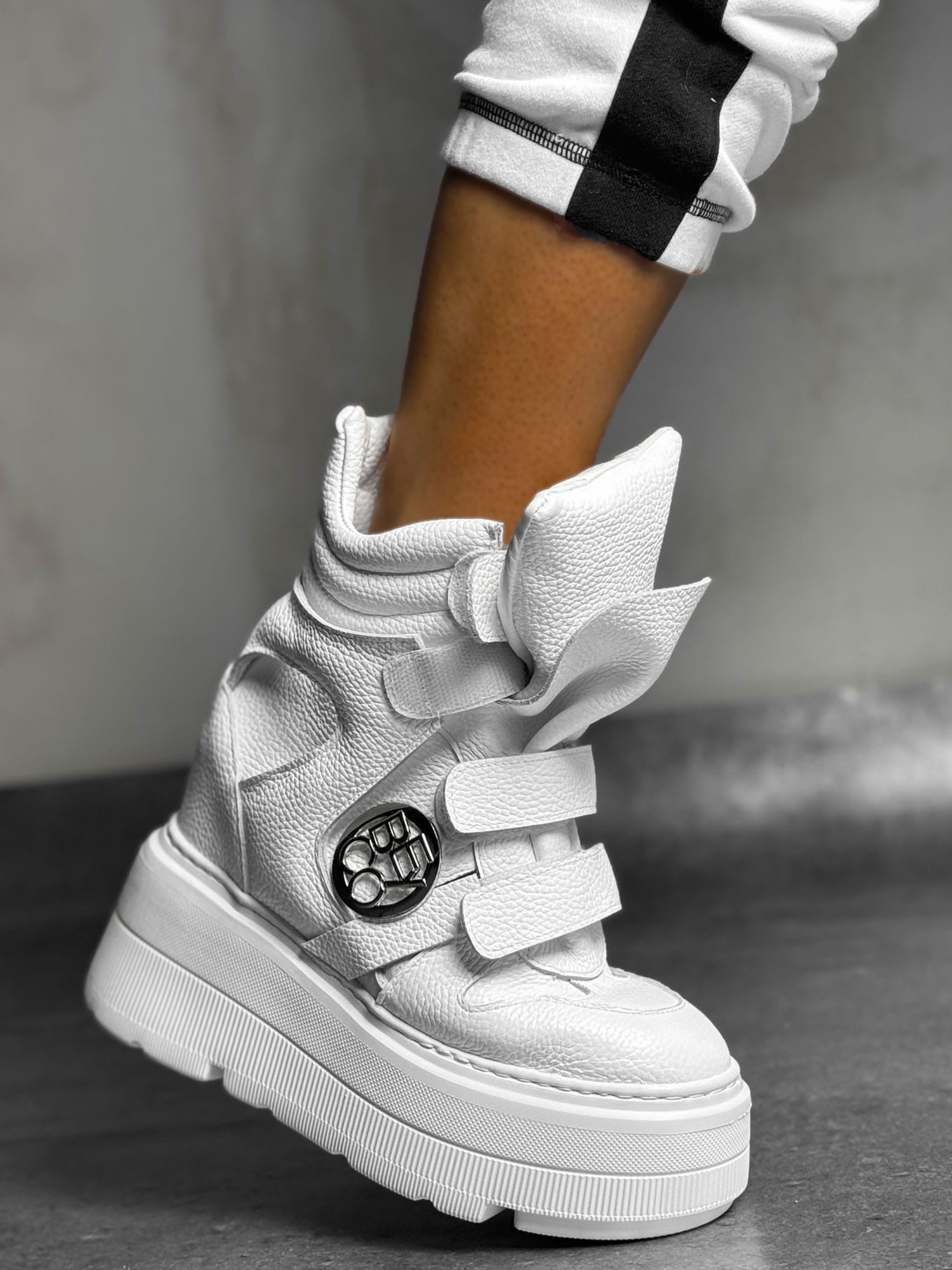 Skórzane sneakersy kryty klin 24-6 biały Beyco