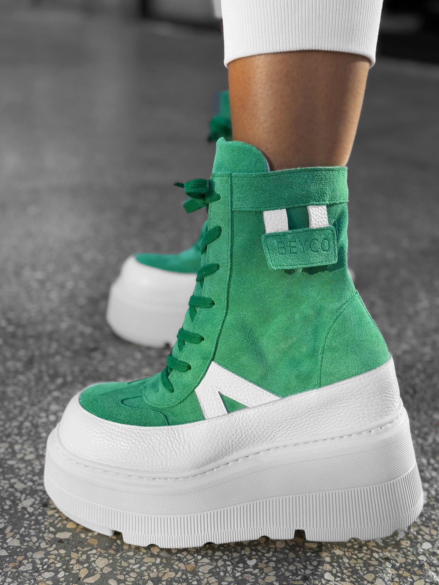 Skórzane sneakersy kryty klin 24-7 zielony Beyco