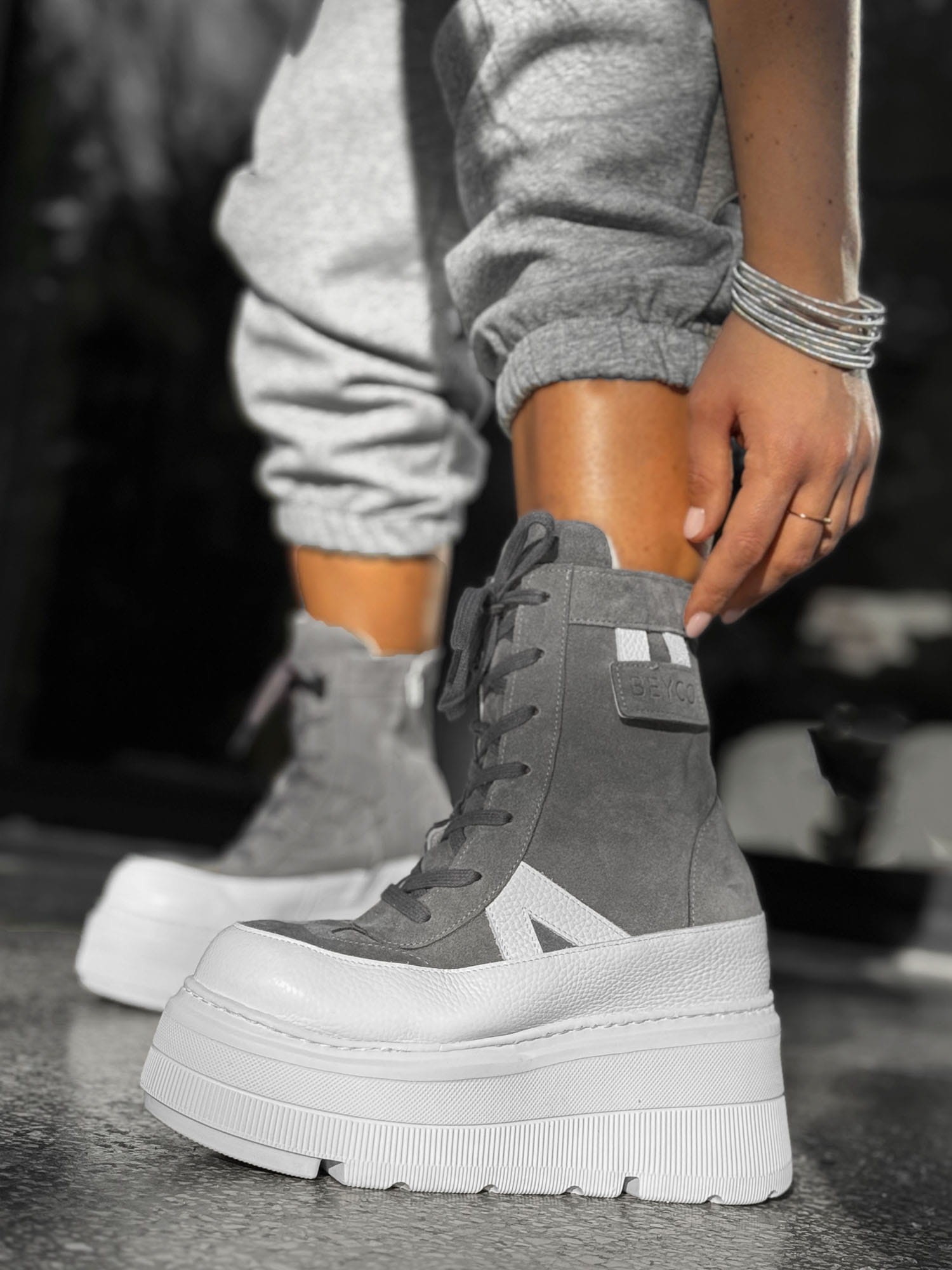 Skórzane sneakersy kryty klin 24-7 szary Beyco