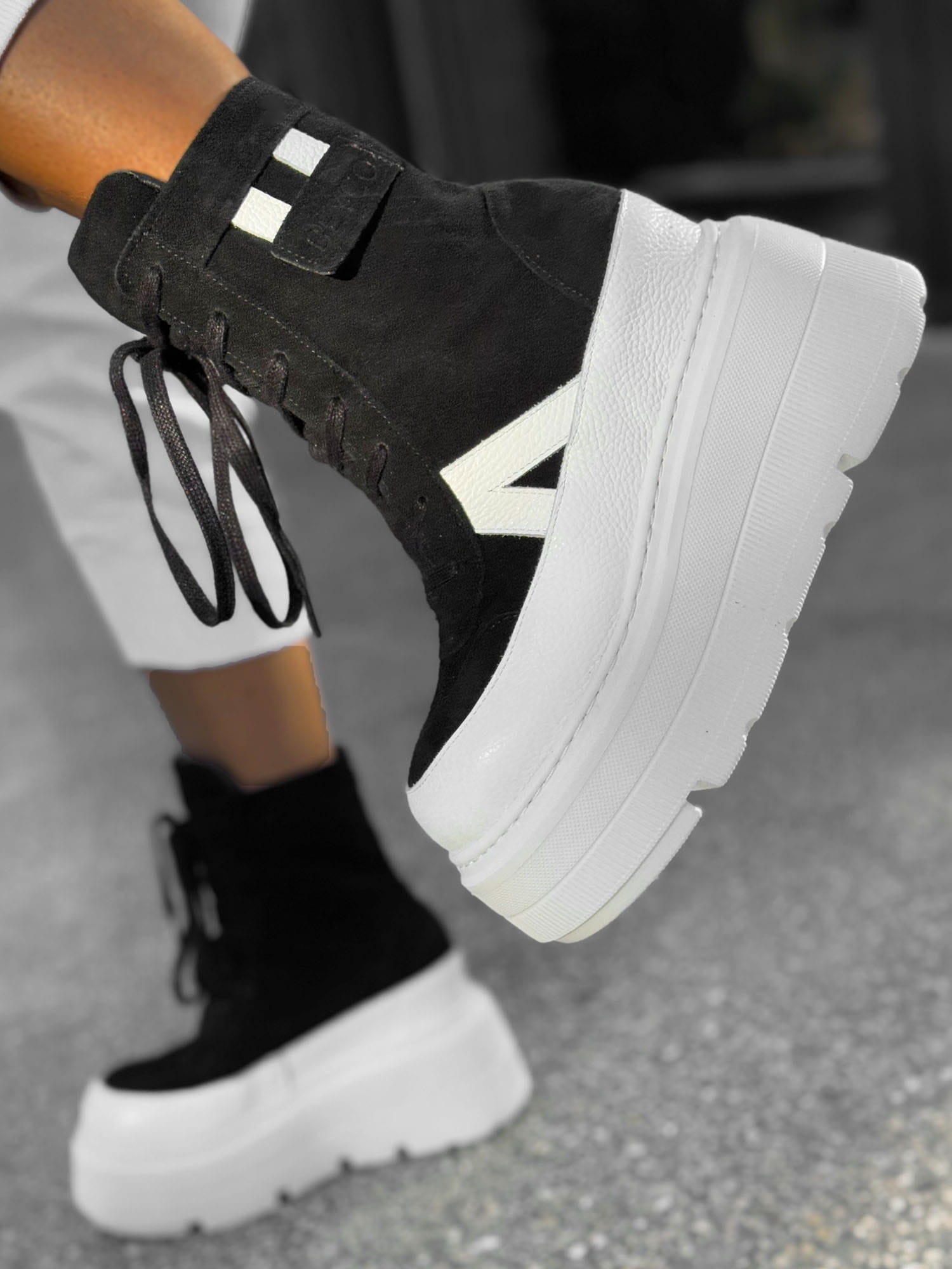 Skórzane sneakersy kryty klin 24-7 czarny Beyco