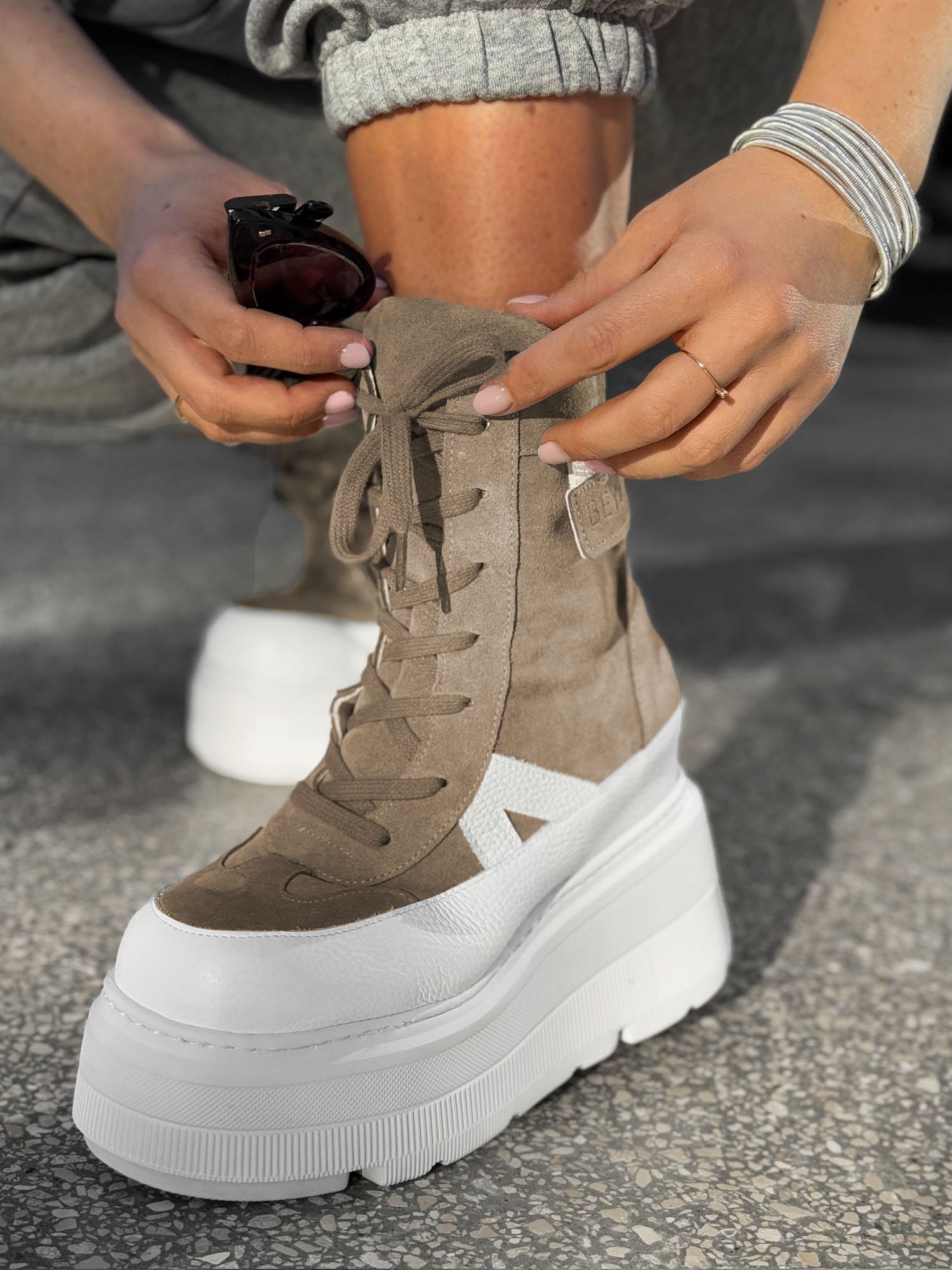 Skórzane sneakersy kryty klin 24-7 cappuccino Beyco