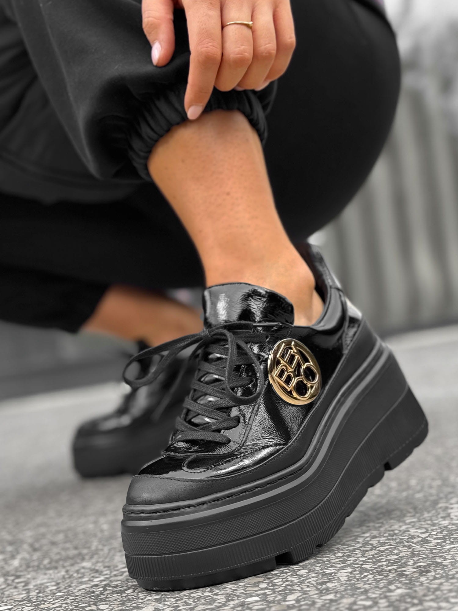 Skórzane sneakersy 24-4 czarny lakier Beyco 