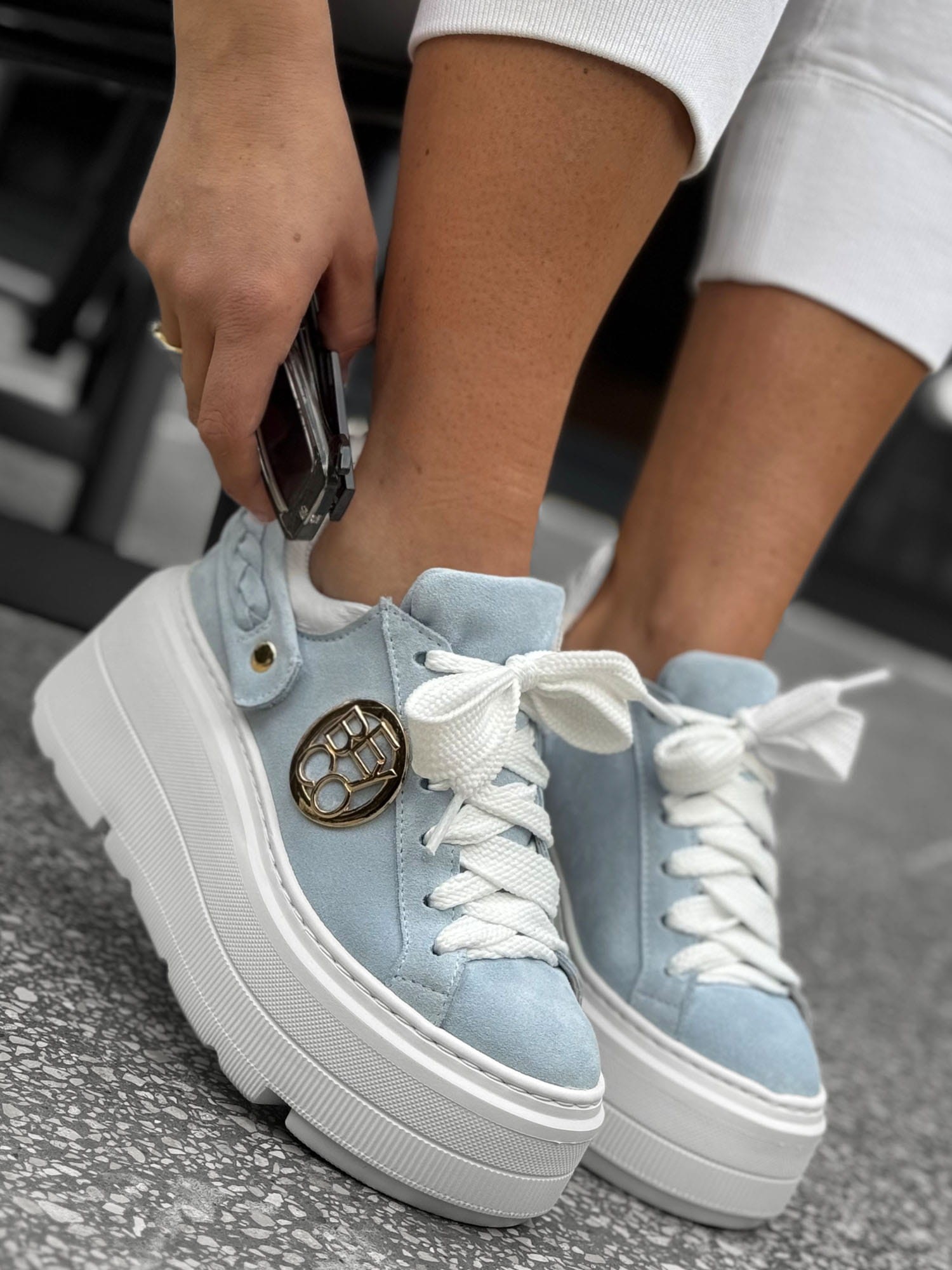 Skórzane sneakersy na grubej podeszwie sn61 baby blue Beyco