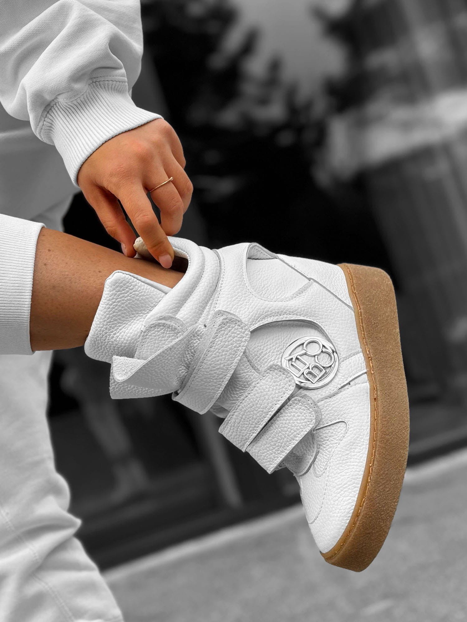 Skórzane sneakersy kryty klin 24-6 S biały Beyco