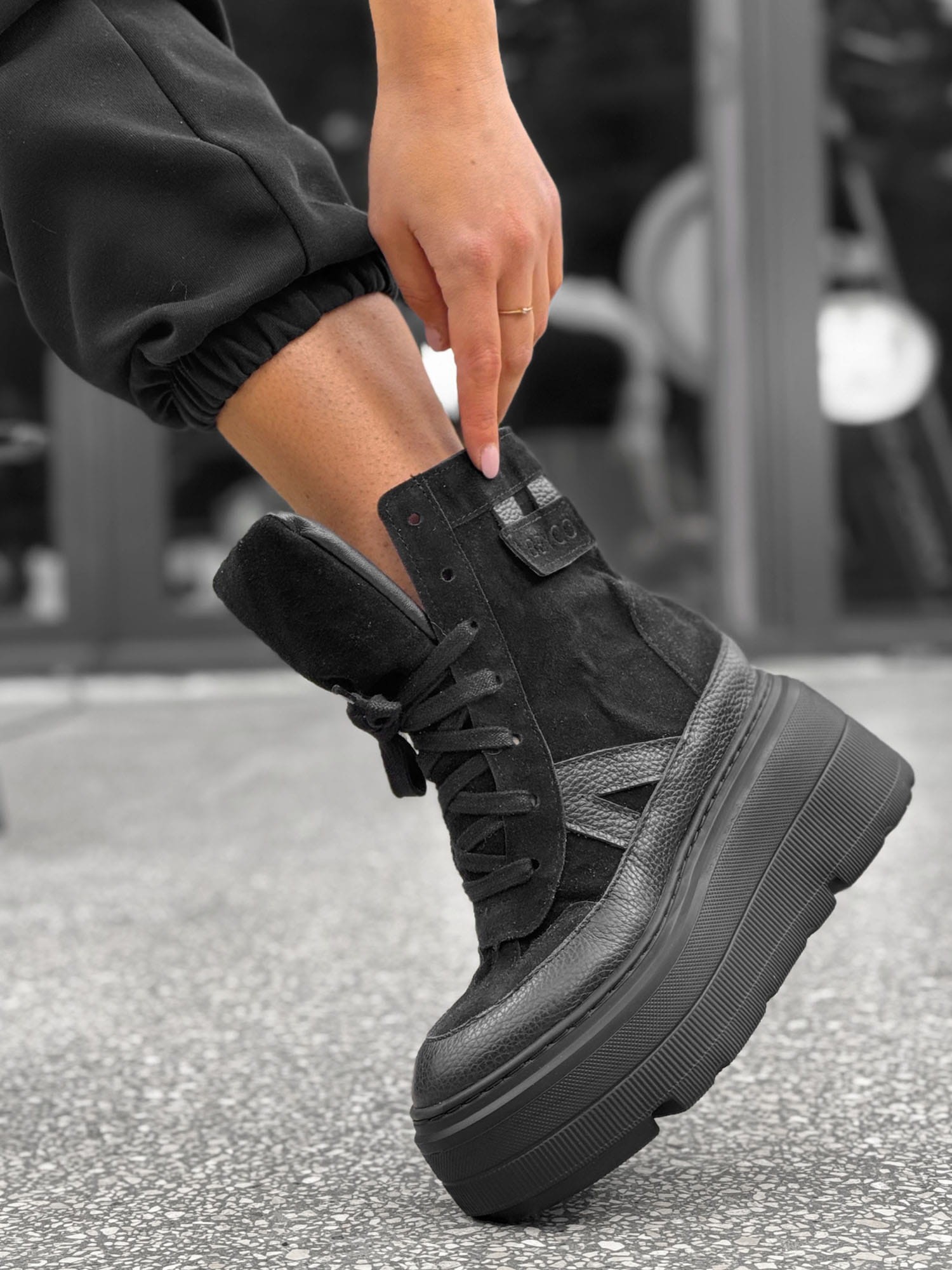 Skórzane sneakersy kryty klin 24-7 cały czarny Beyco 