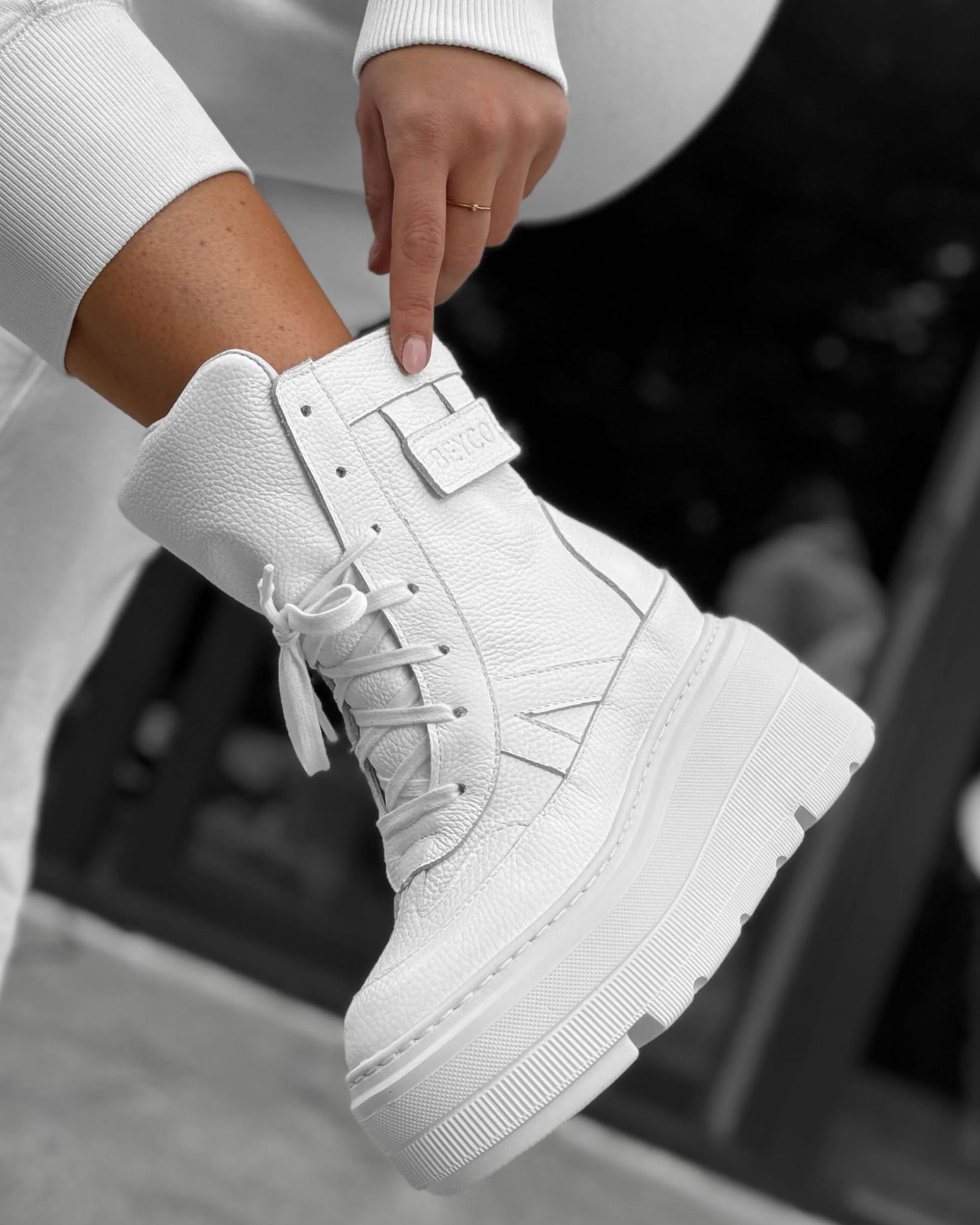 Skórzane sneakersy kryty klin 24-7 cały biały Beyco