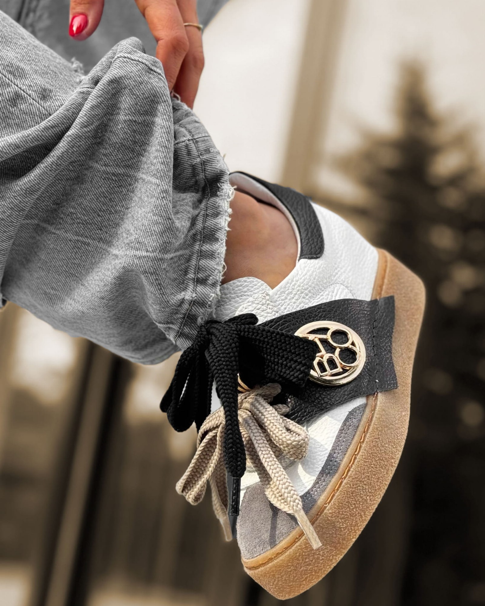 Skórzane sneakersy klin kryty 24-9 biały szary czarny Beyco