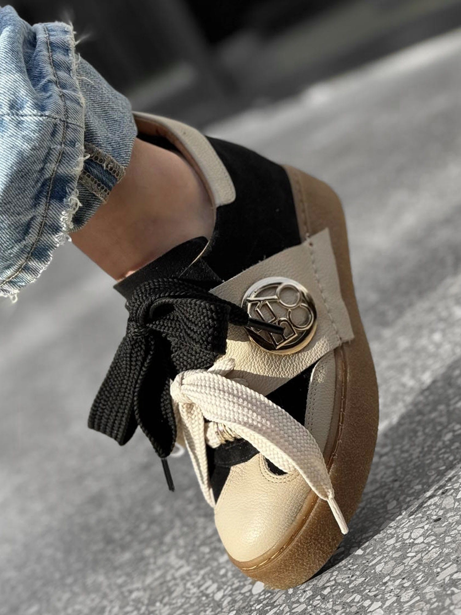 Skórzane sneakersy klin kryty 24-9 beż czarny Beyco