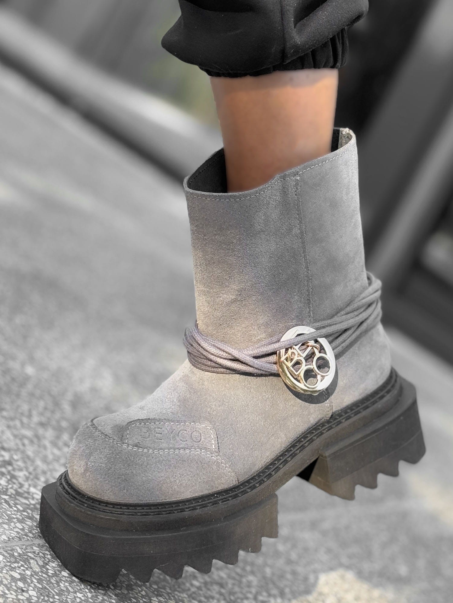 Skórzane botki na grubej podeszwie bez ocieplenia 24-1 szary  beyco