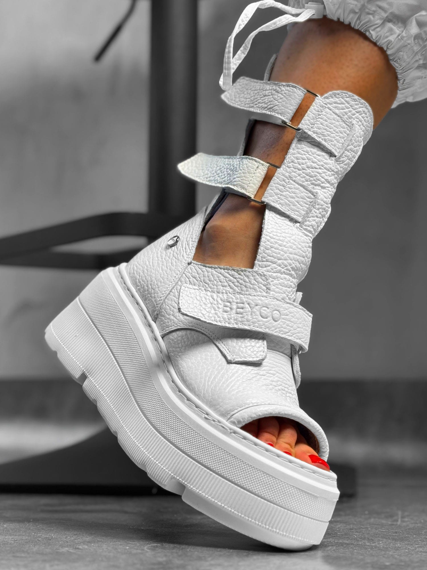 Skórzane sneakersy odkryty palec 25-3 biały Beyco