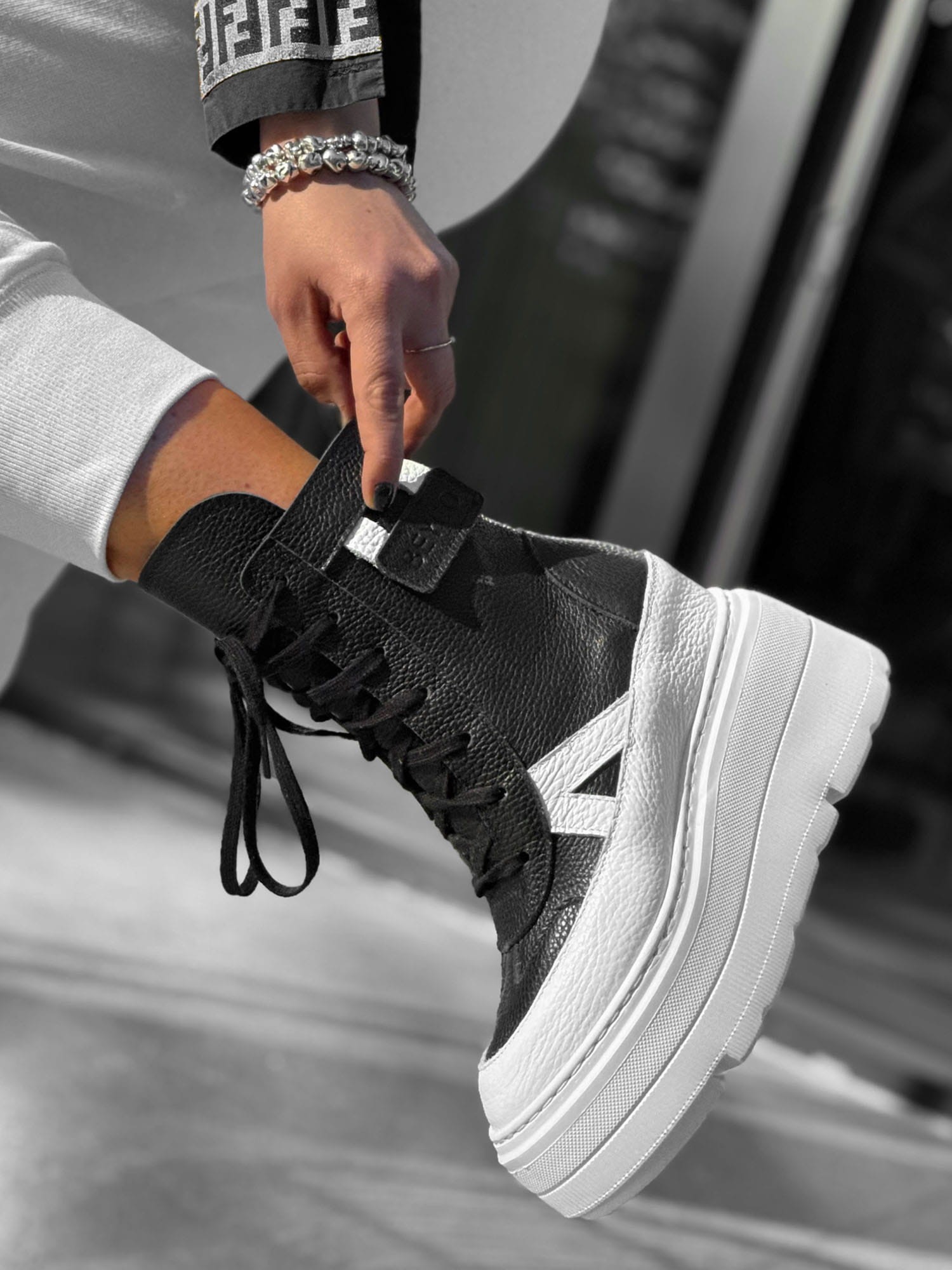 Skórzane sneakersy kryty klin 24-7 czarny lico Beyco