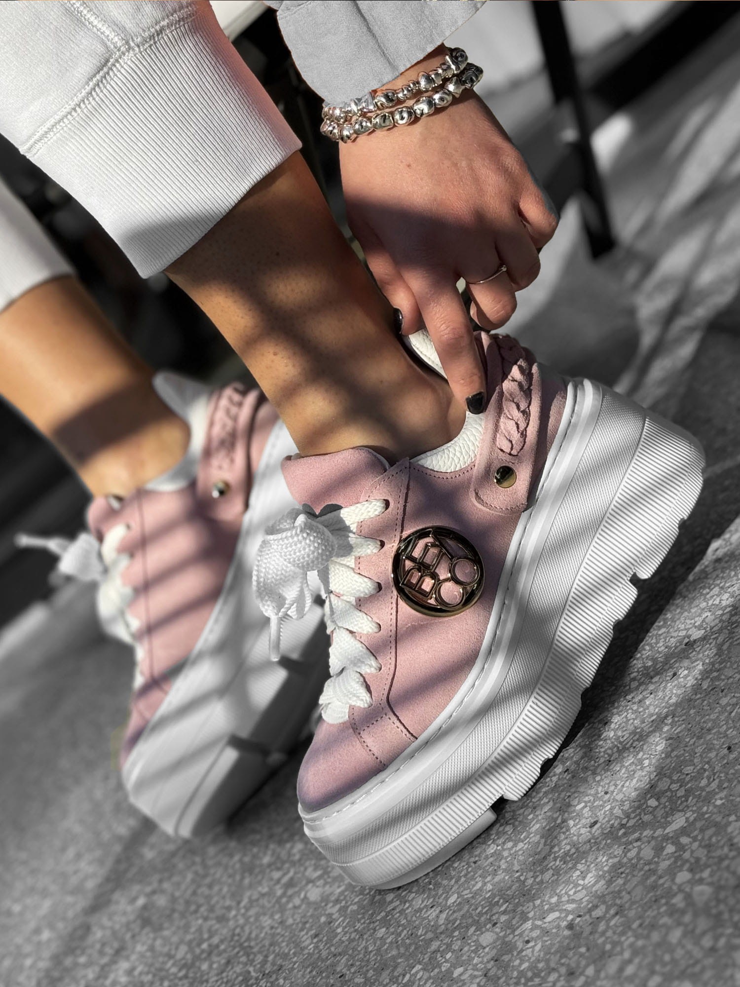 Skórzane sneakersy na grubej podeszwie sn61 róż zamsz Beyco