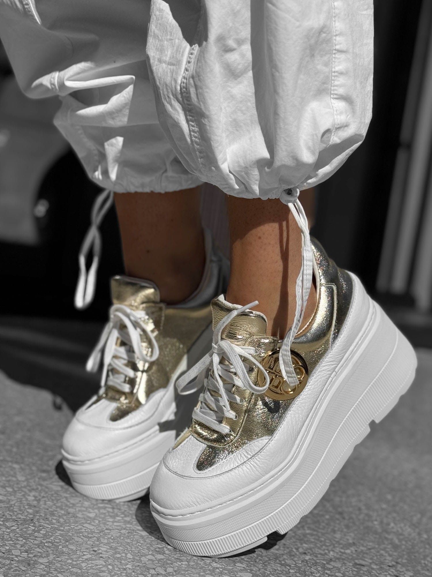 Skórzane sneakersy 24-4 złoty Beyco