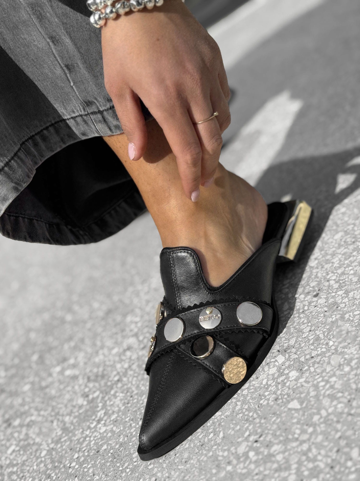 Skórzane sandały klapki niski obcas 25-10 czarny Beyco 