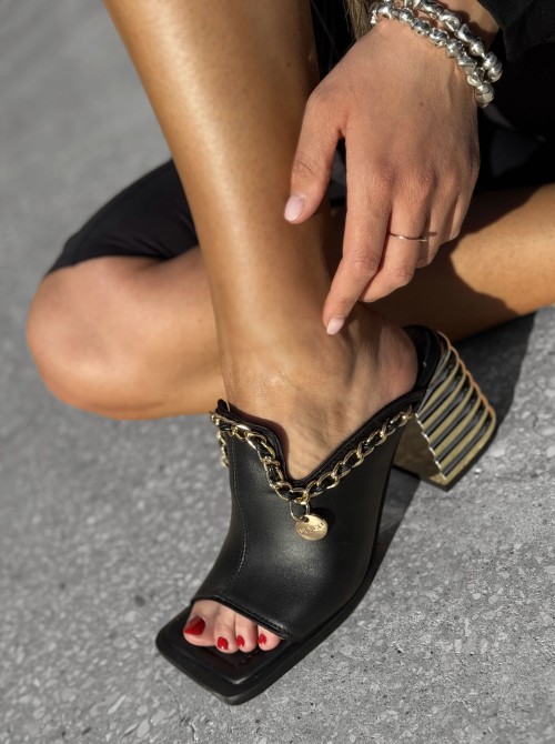 Skórzane sandały klapki obcas 25-11 łańcuch czarny Beyco 