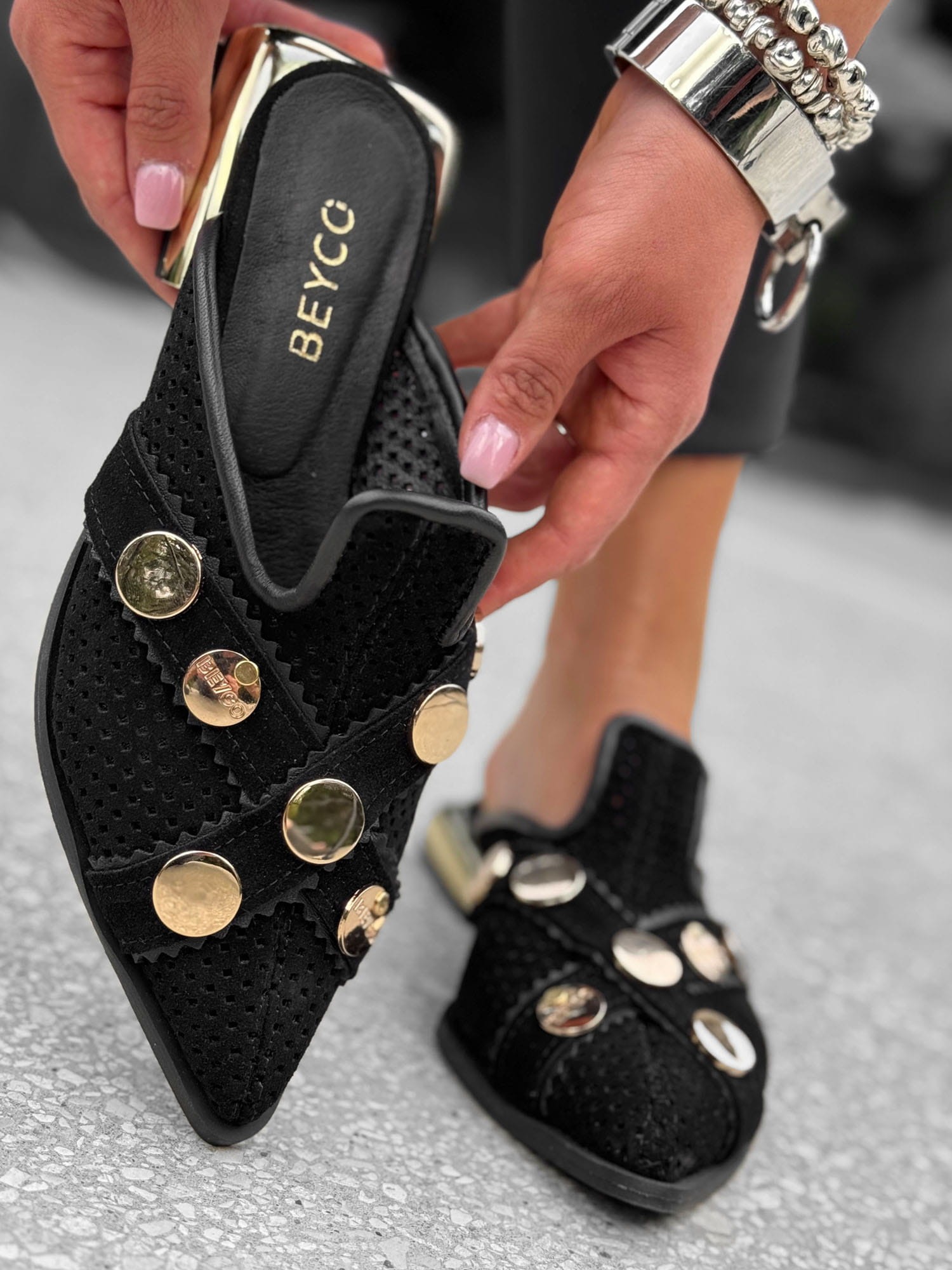 Skórzane sandały klapki niski obcas 25-10dz czarny zamsz Beyco