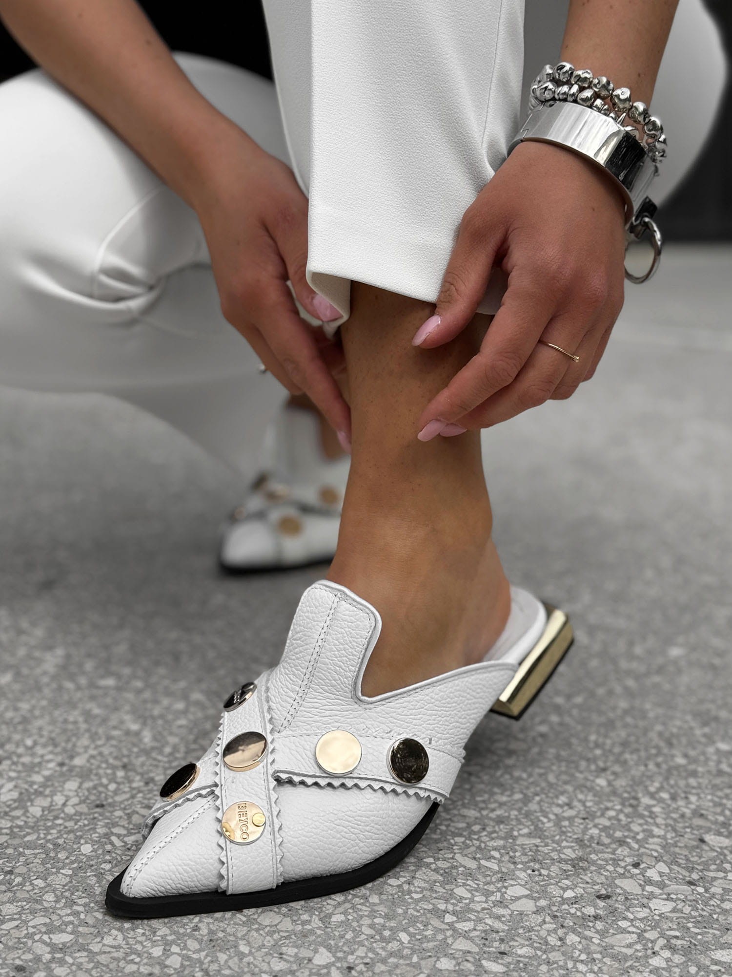 Skórzane sandały klapki niski obcas 25-10 biały Beyco