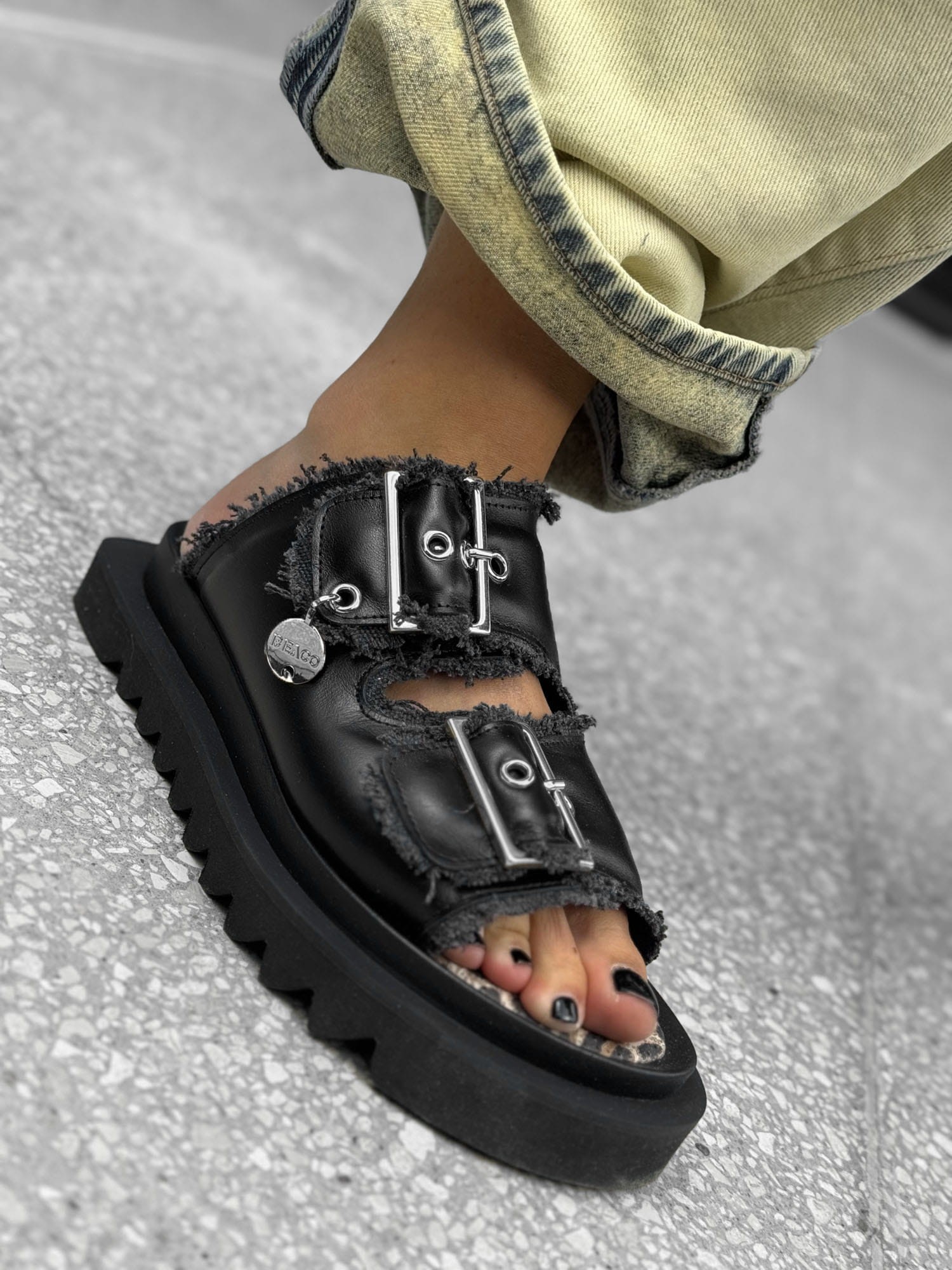 Skórzane sandały klapki gruby spód 25-12 czarny+srebro Beyco