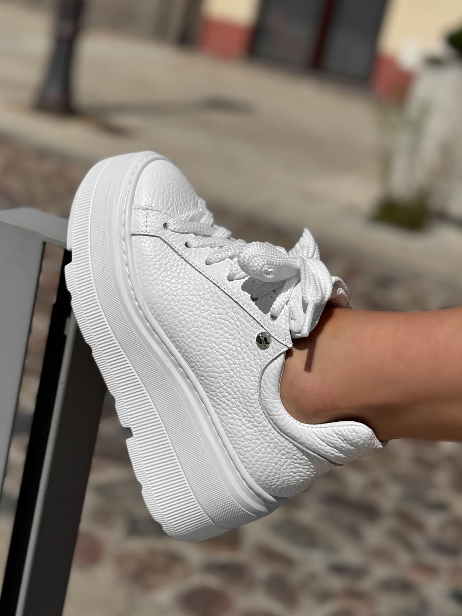 Skórzane sneakersy na grubej podeszwie sn21  cały biały Beyco 