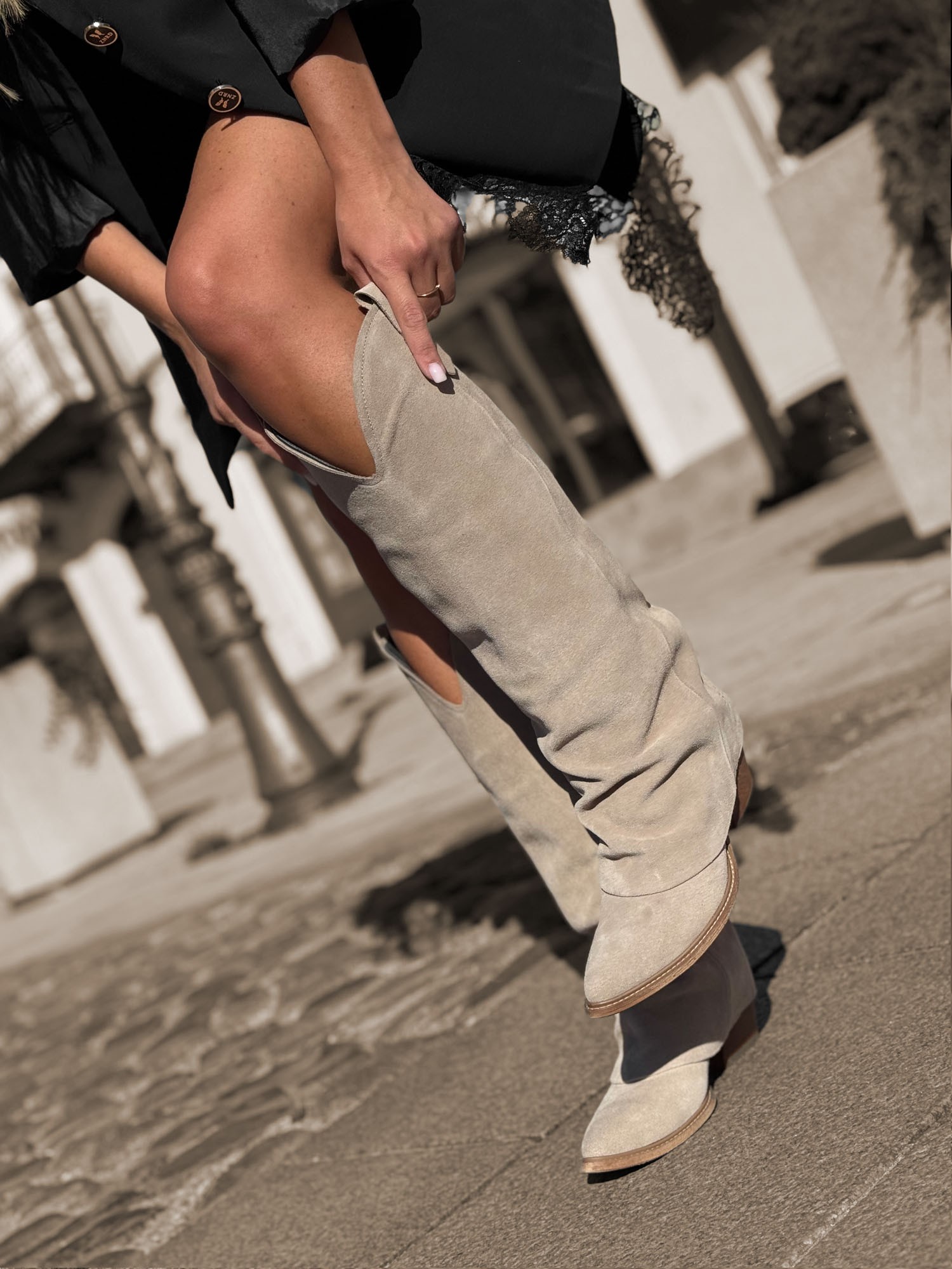 Skórzane kozaki na niskim obcasie x85 z cholewą cappuccino Beyco