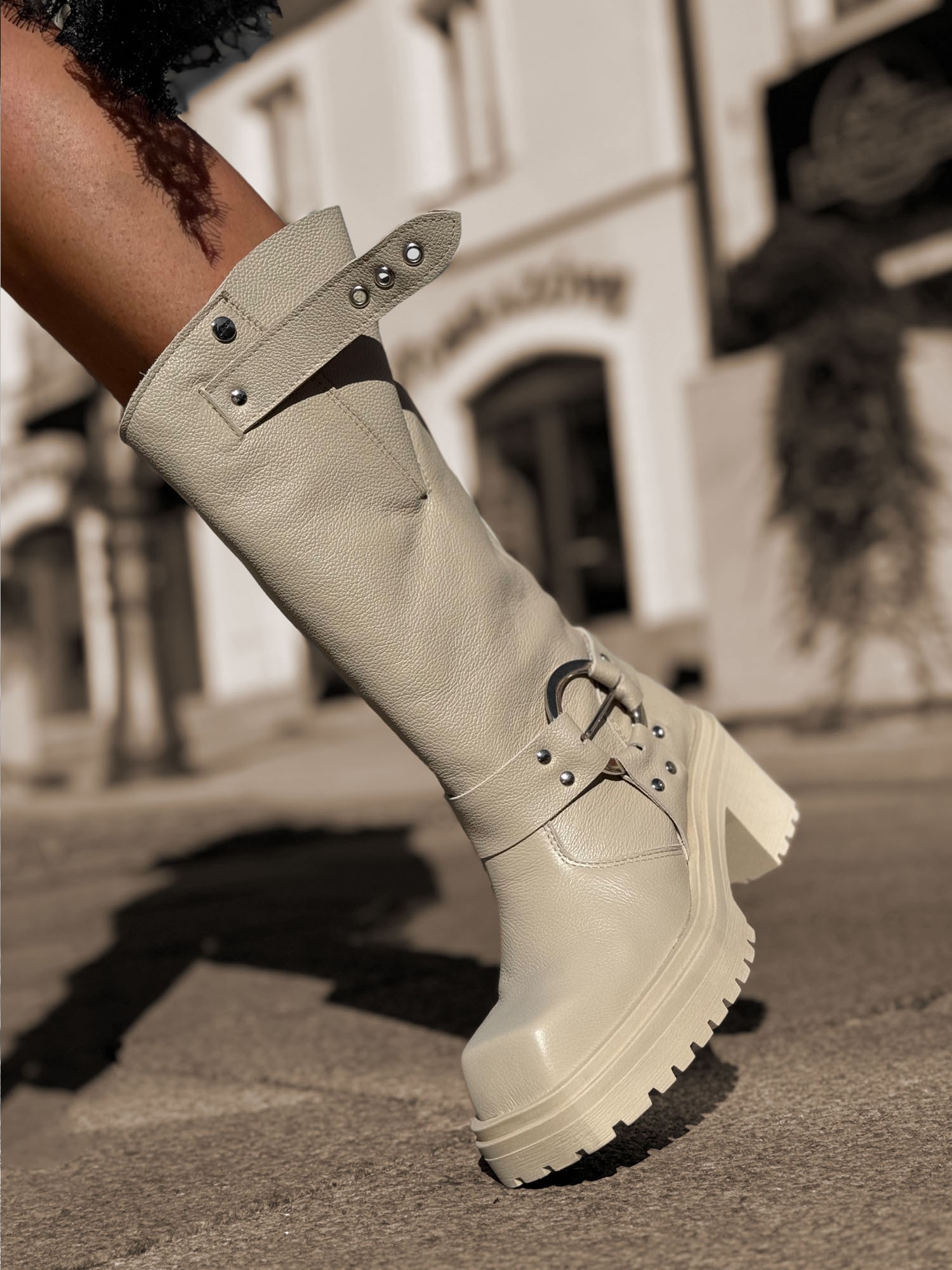 Skórzane workery na podeszwie z obcasem moto10 beż beyco 