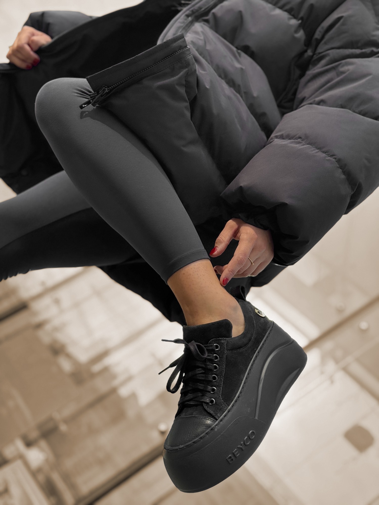 Skórzane sneakersy na grubym spodzie z logo Beyco czarny zamsz 25-26 