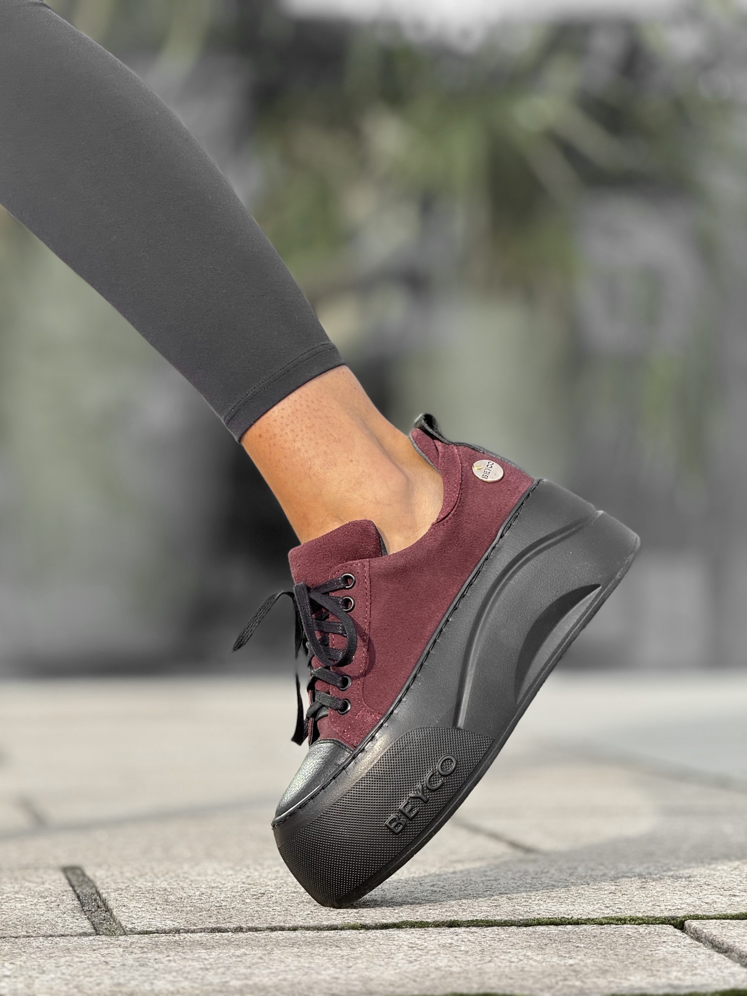 Skórzane sneakersy na grubym spodzie z logo Beyco bordo 25-26