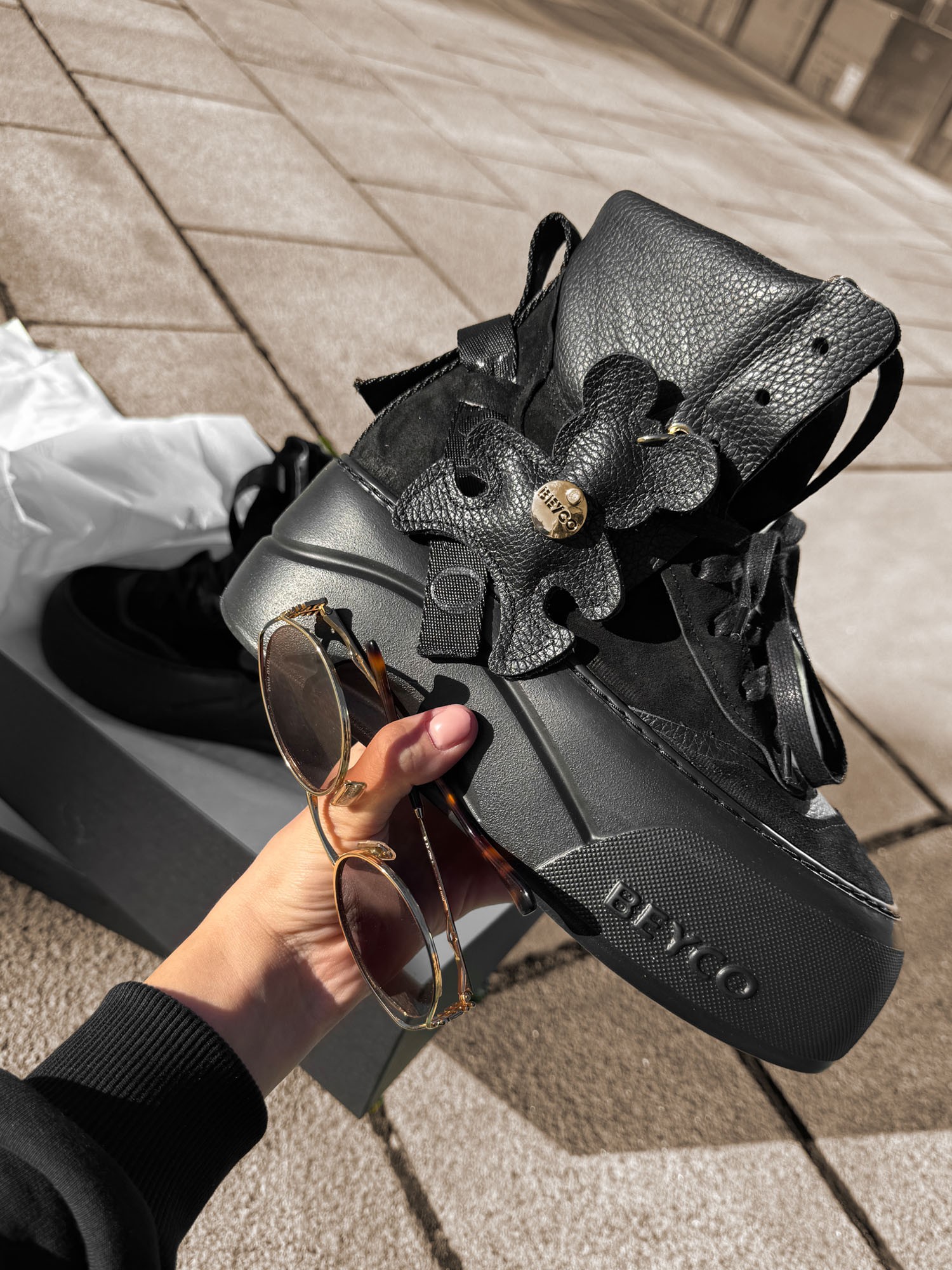 Skórzane sneakersy na spodzie z logo Beyco czarny 25-39