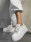 Skórzane sneakersy na grubym spodzie z logo Beyco białe 25-26