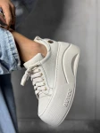 Skórzane sneakersy na grubym spodzie z logo Beyco jasny beż 25-26 