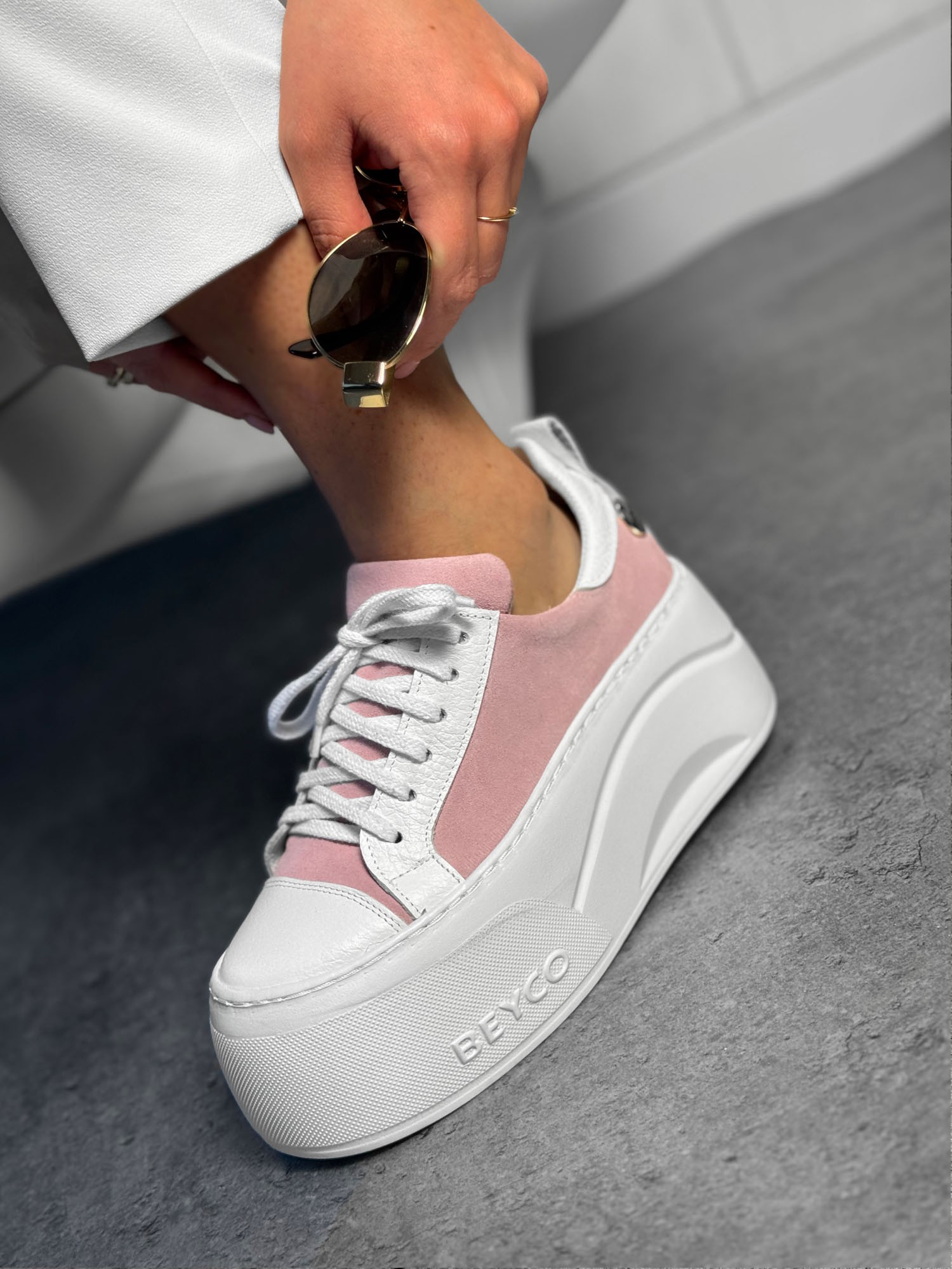 Skórzane sneakersy na grubym spodzie z logo Beyco róż 25-26