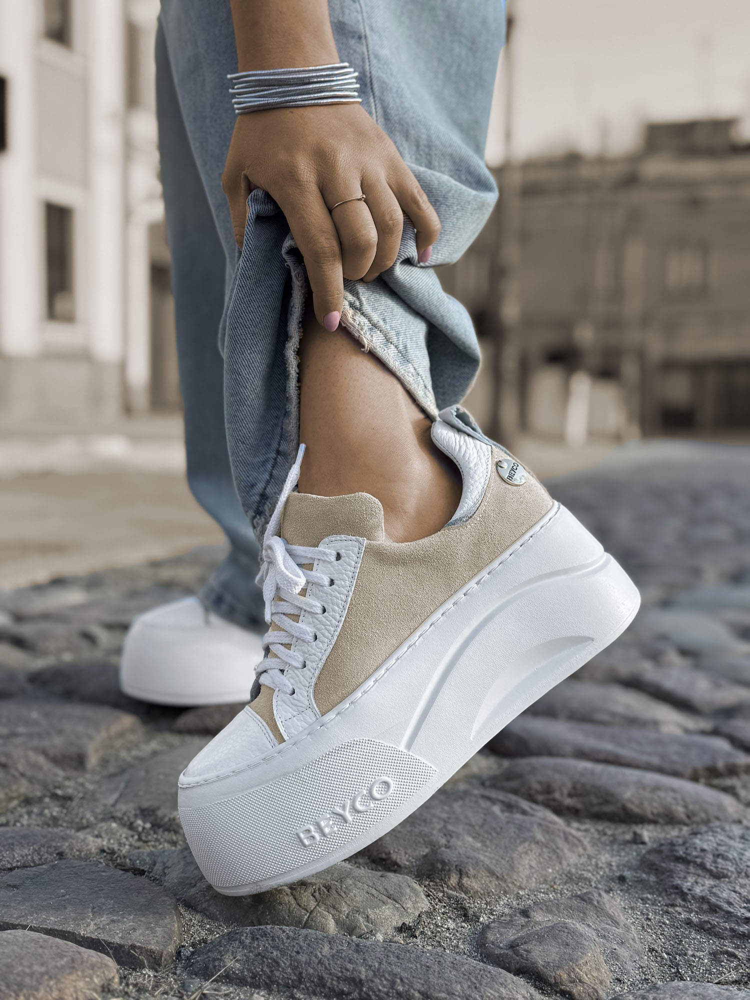 Skórzane sneakersy na grubym spodzie z logo Beyco beż zamsz 25-26