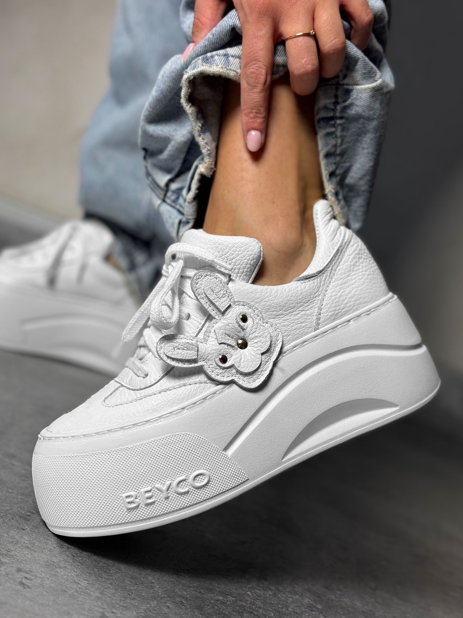 Skórzane sneakersy z buldożkiem Beyco białe 25-42