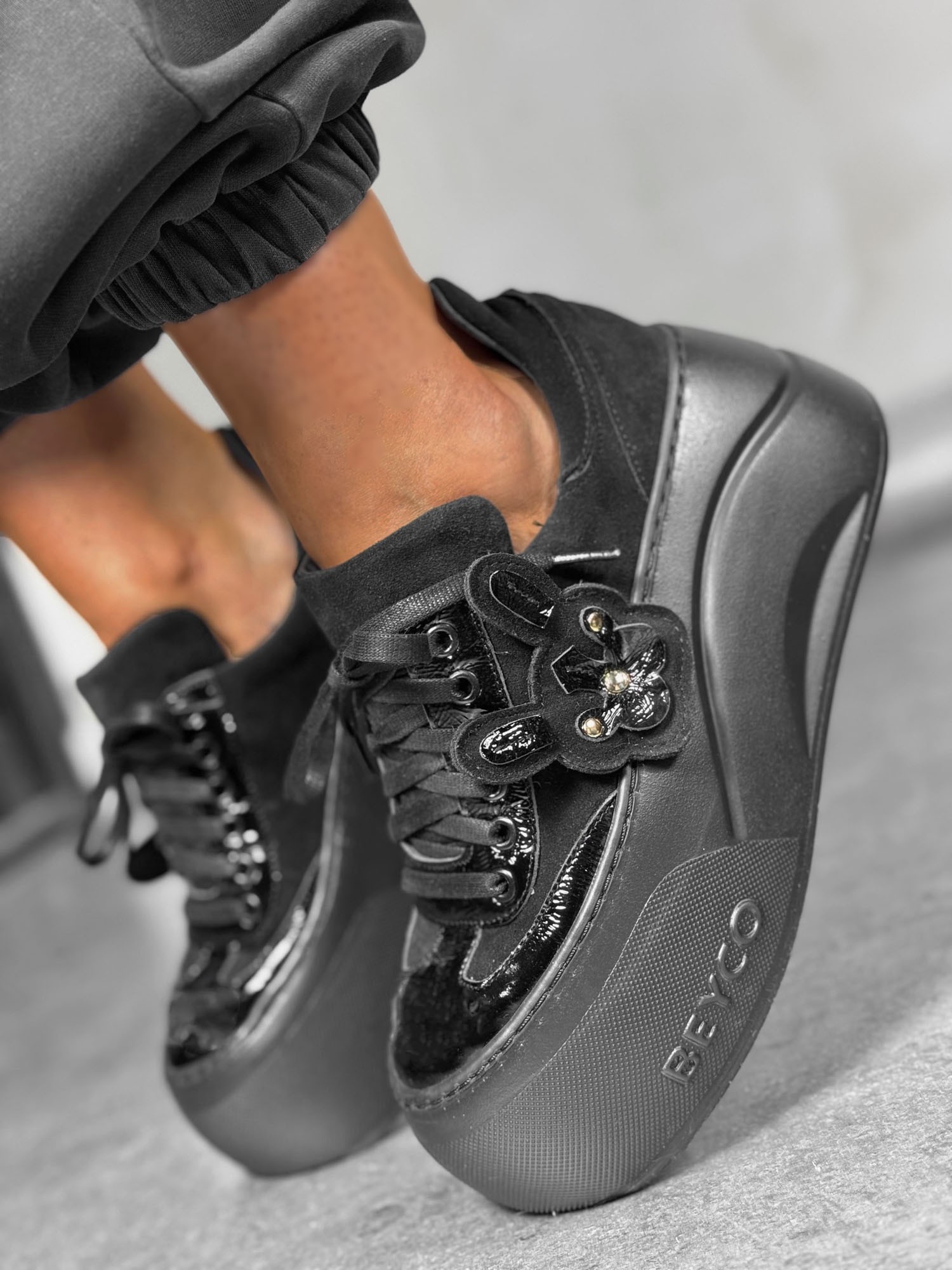 Skórzane sneakersy z buldożkiem Beyco czarny 25-42